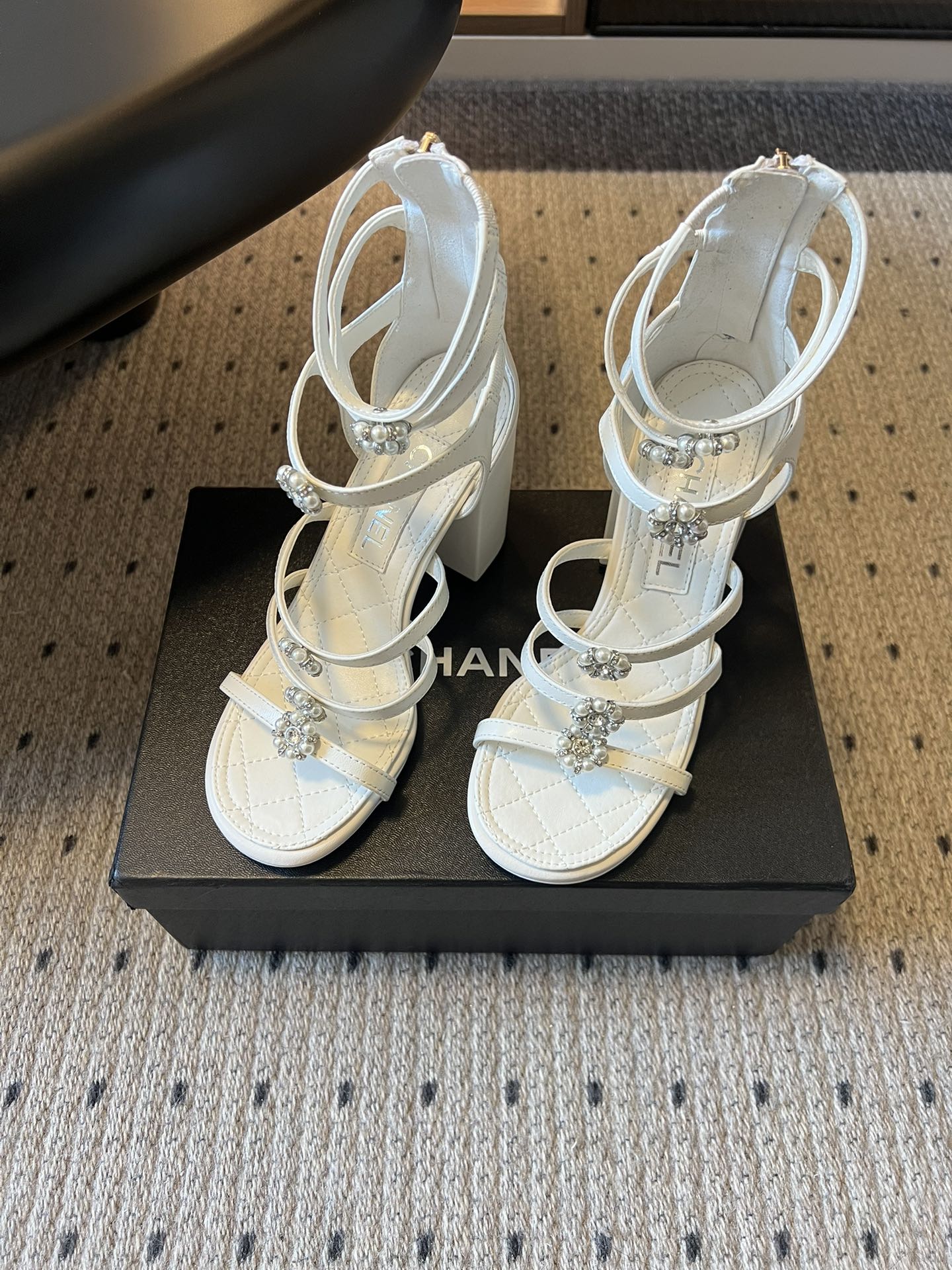 Chane*26SS早春新款高跟珍珠水钻凉鞋把星光碎钻踩在脚边，这双凉鞋太懂少女心了！细带缠绕脚踝，菱格