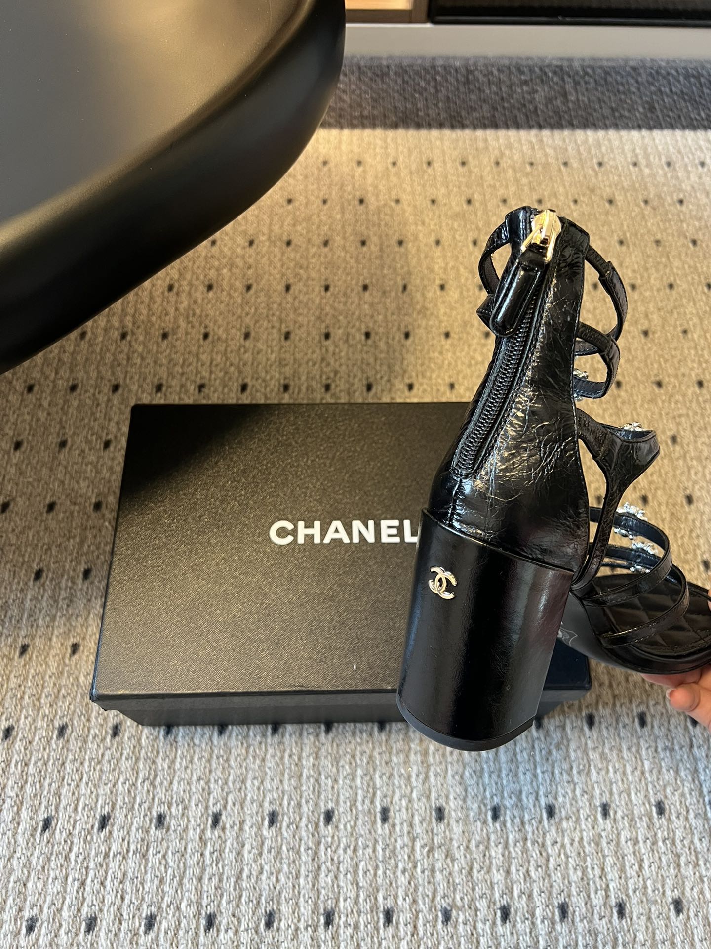 Chane*26SS早春新款高跟珍珠水钻凉鞋把星光碎钻踩在脚边，这双凉鞋太懂少女心了！细带缠绕脚踝，菱格