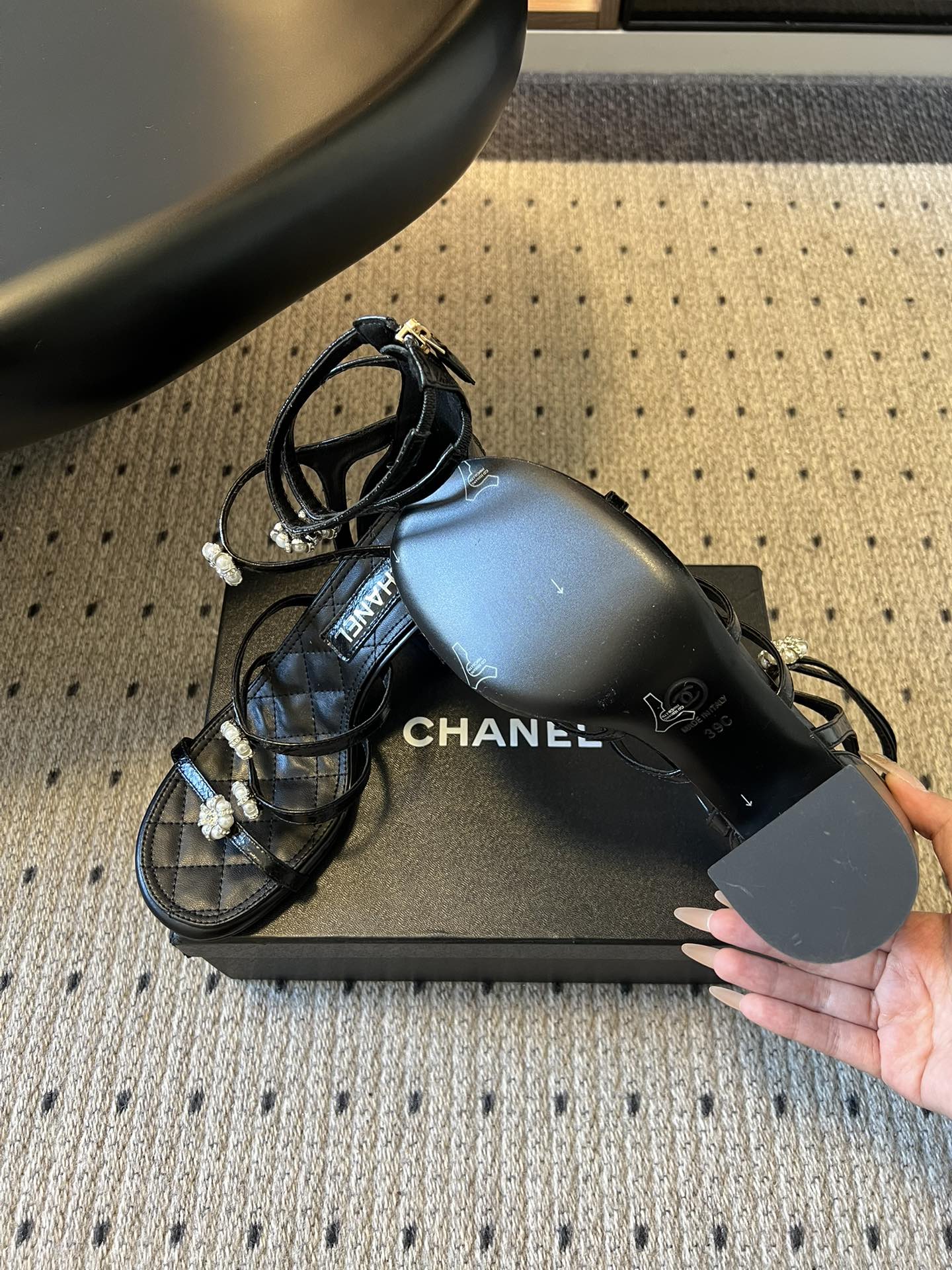 Chane*26SS早春新款高跟珍珠水钻凉鞋把星光碎钻踩在脚边，这双凉鞋太懂少女心了！细带缠绕脚踝，菱格