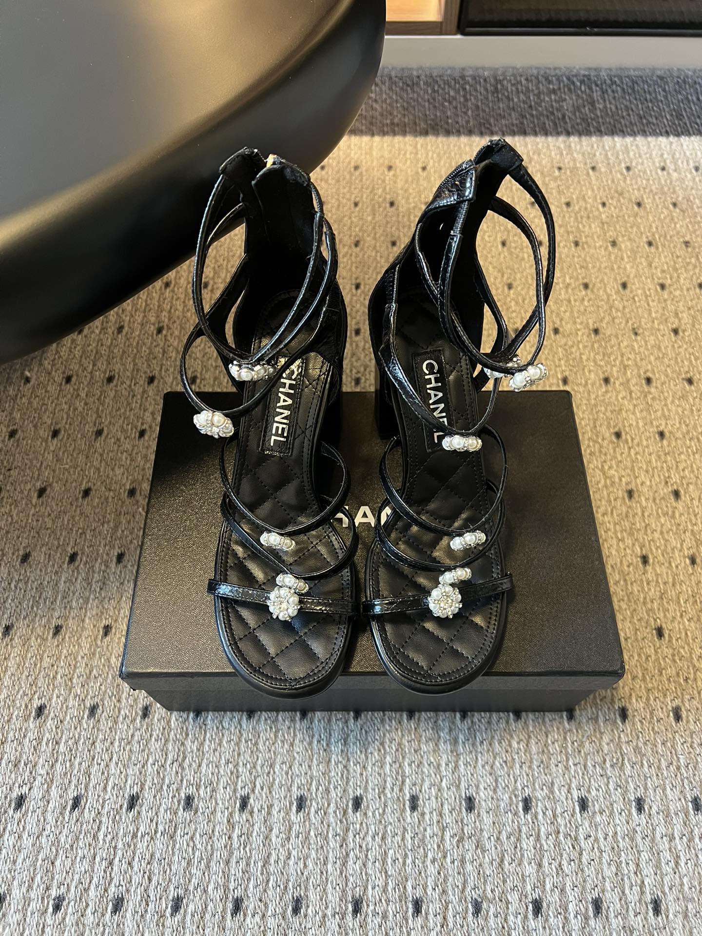Chane*26SS早春新款高跟珍珠水钻凉鞋把星光碎钻踩在脚边，这双凉鞋太懂少女心了！细带缠绕脚踝，菱格