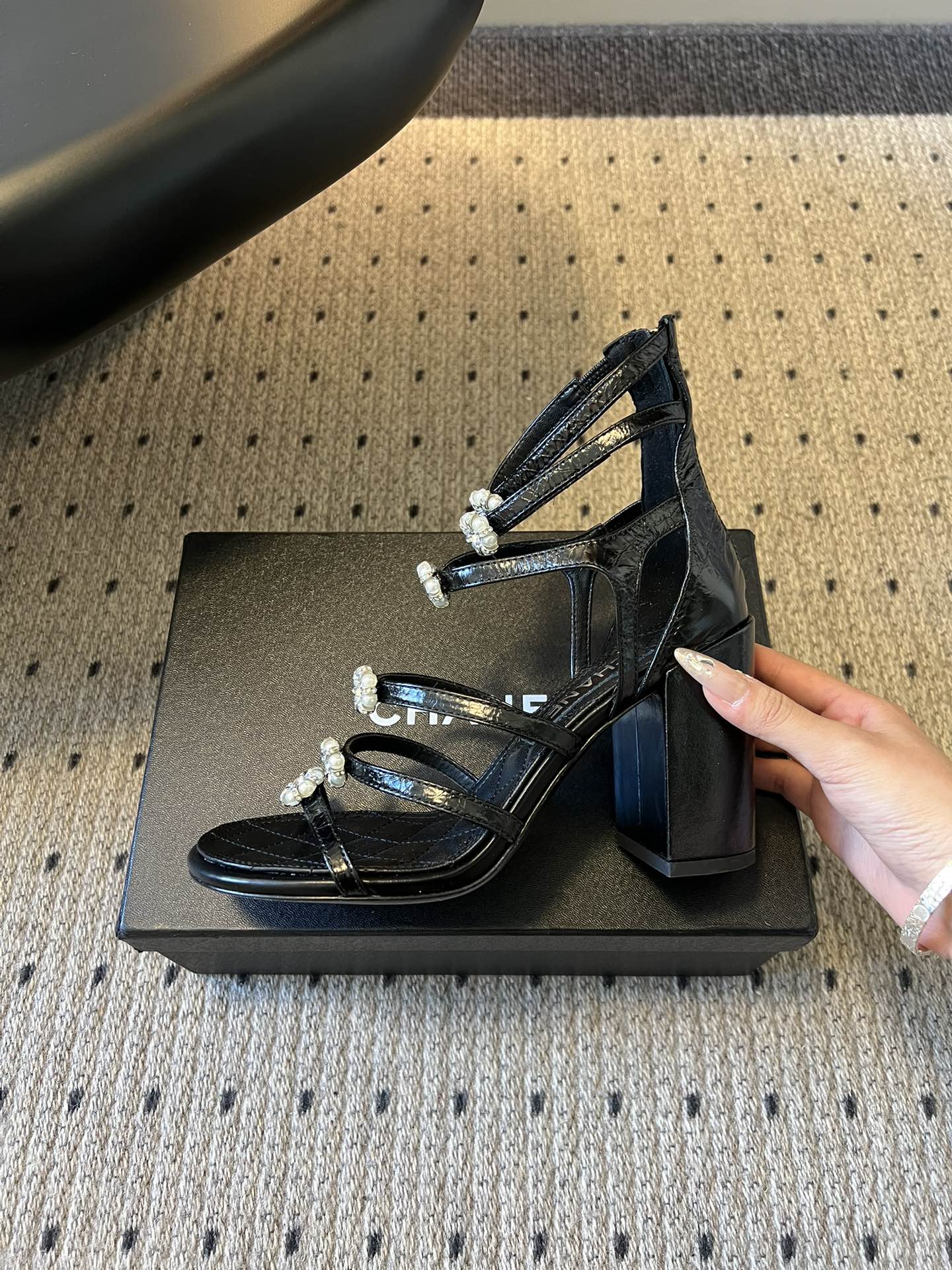 Chane*26SS早春新款高跟珍珠水钻凉鞋把星光碎钻踩在脚边，这双凉鞋太懂少女心了！细带缠绕脚踝，菱格