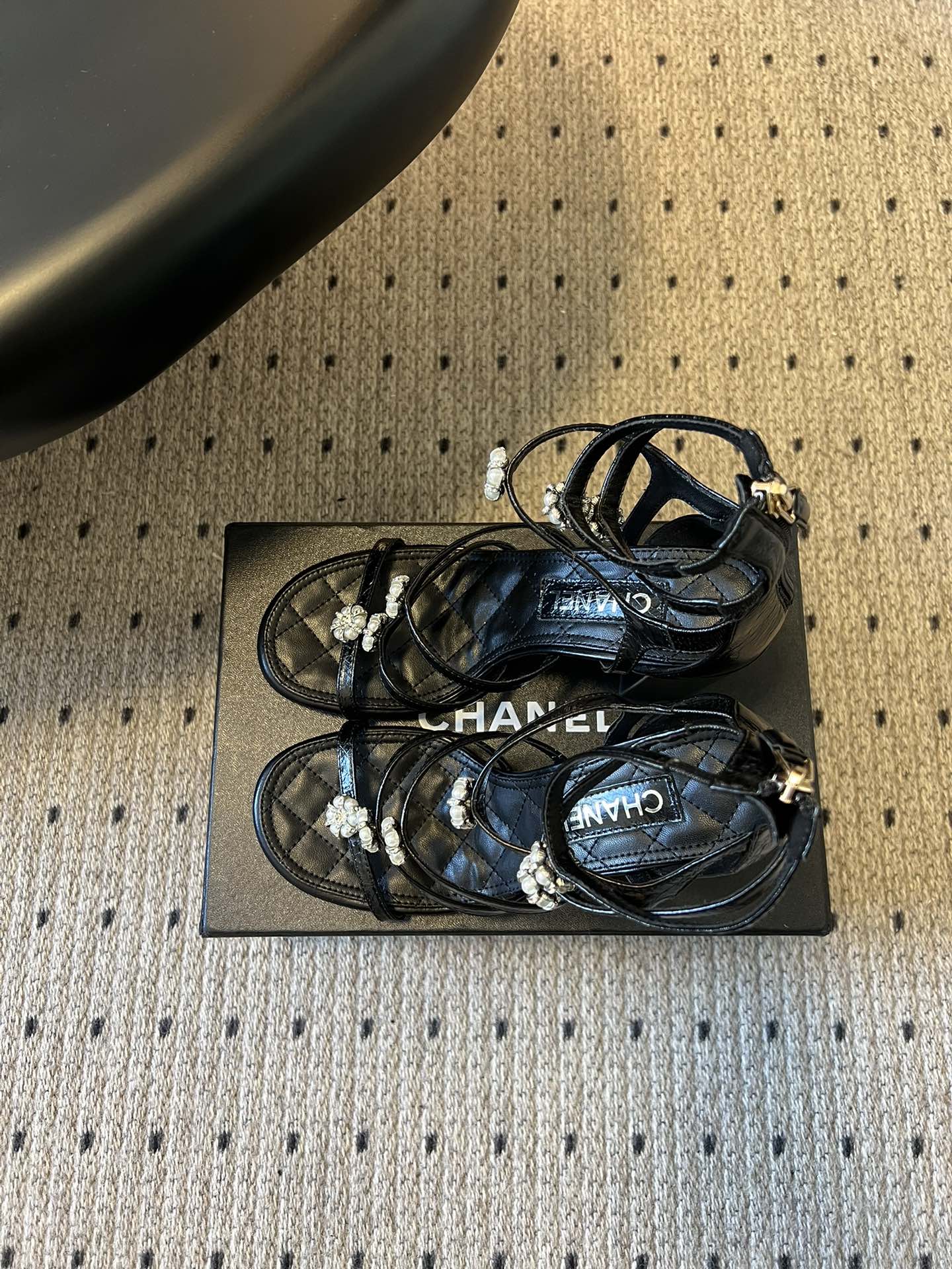 Chane*26SS早春新款高跟珍珠水钻凉鞋把星光碎钻踩在脚边，这双凉鞋太懂少女心了！细带缠绕脚踝，菱格