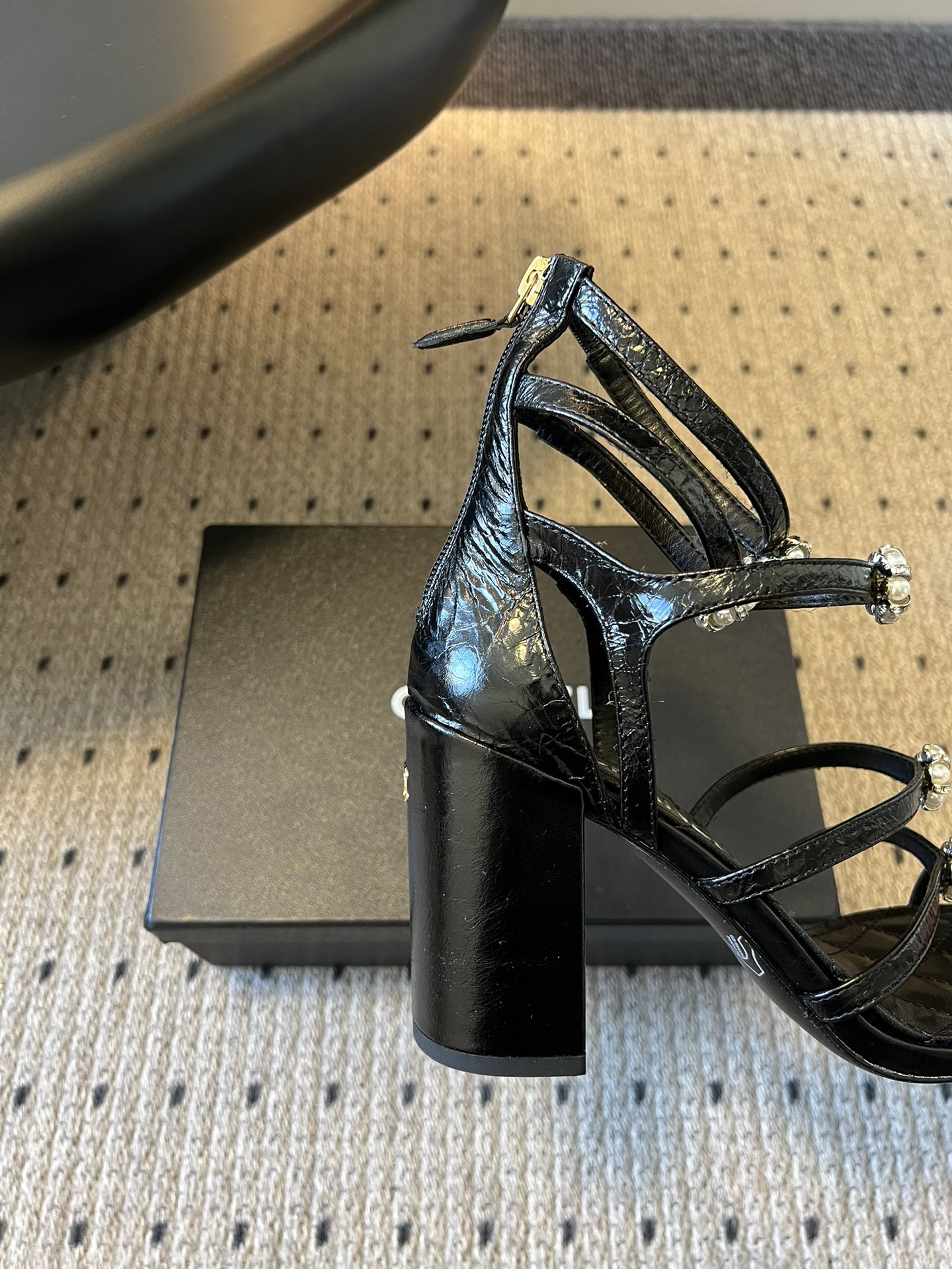 Chane*26SS早春新款高跟珍珠水钻凉鞋把星光碎钻踩在脚边，这双凉鞋太懂少女心了！细带缠绕脚踝，菱格