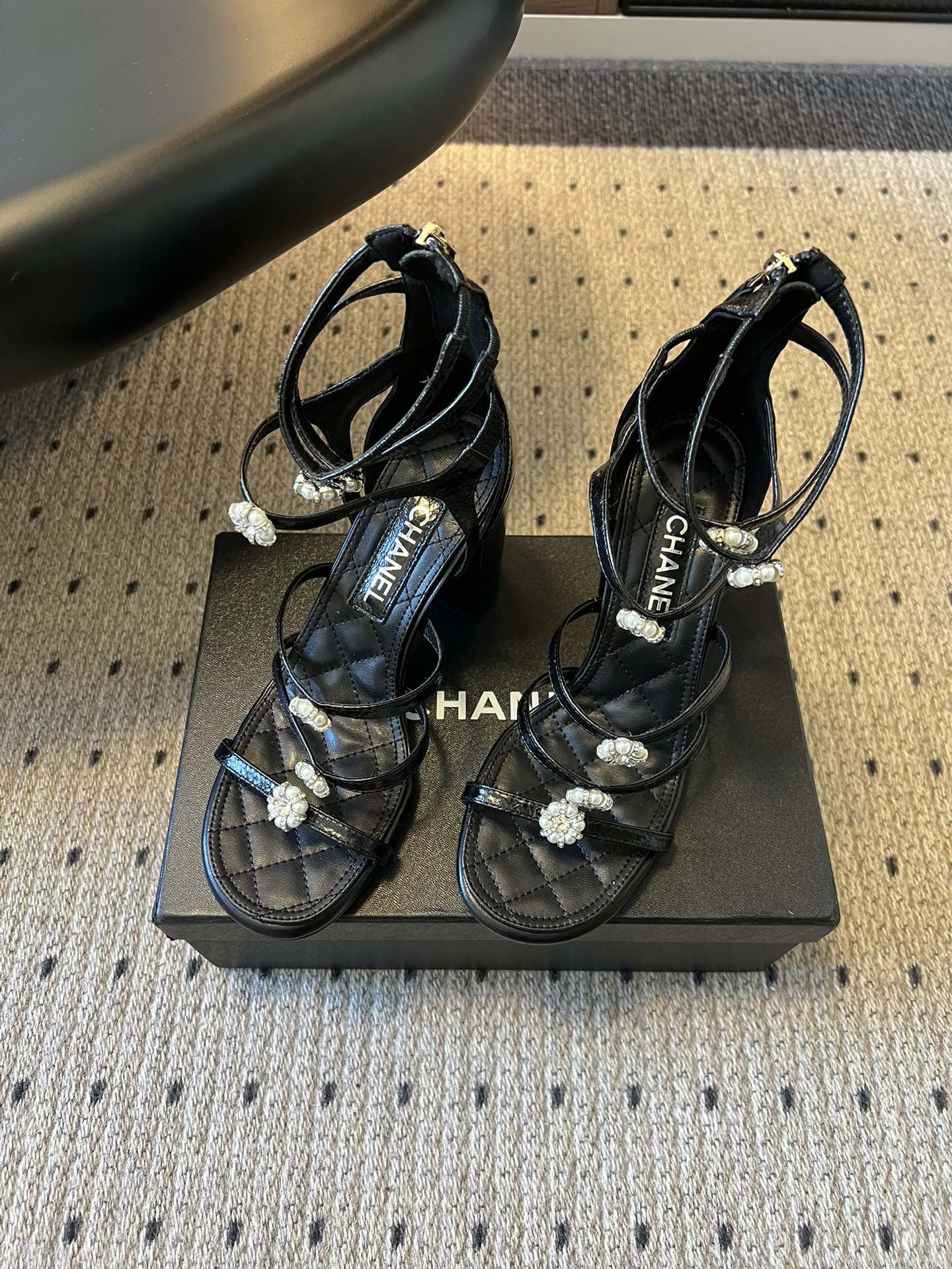 Chane*26SS早春新款高跟珍珠水钻凉鞋把星光碎钻踩在脚边，这双凉鞋太懂少女心了！细带缠绕脚踝，菱格