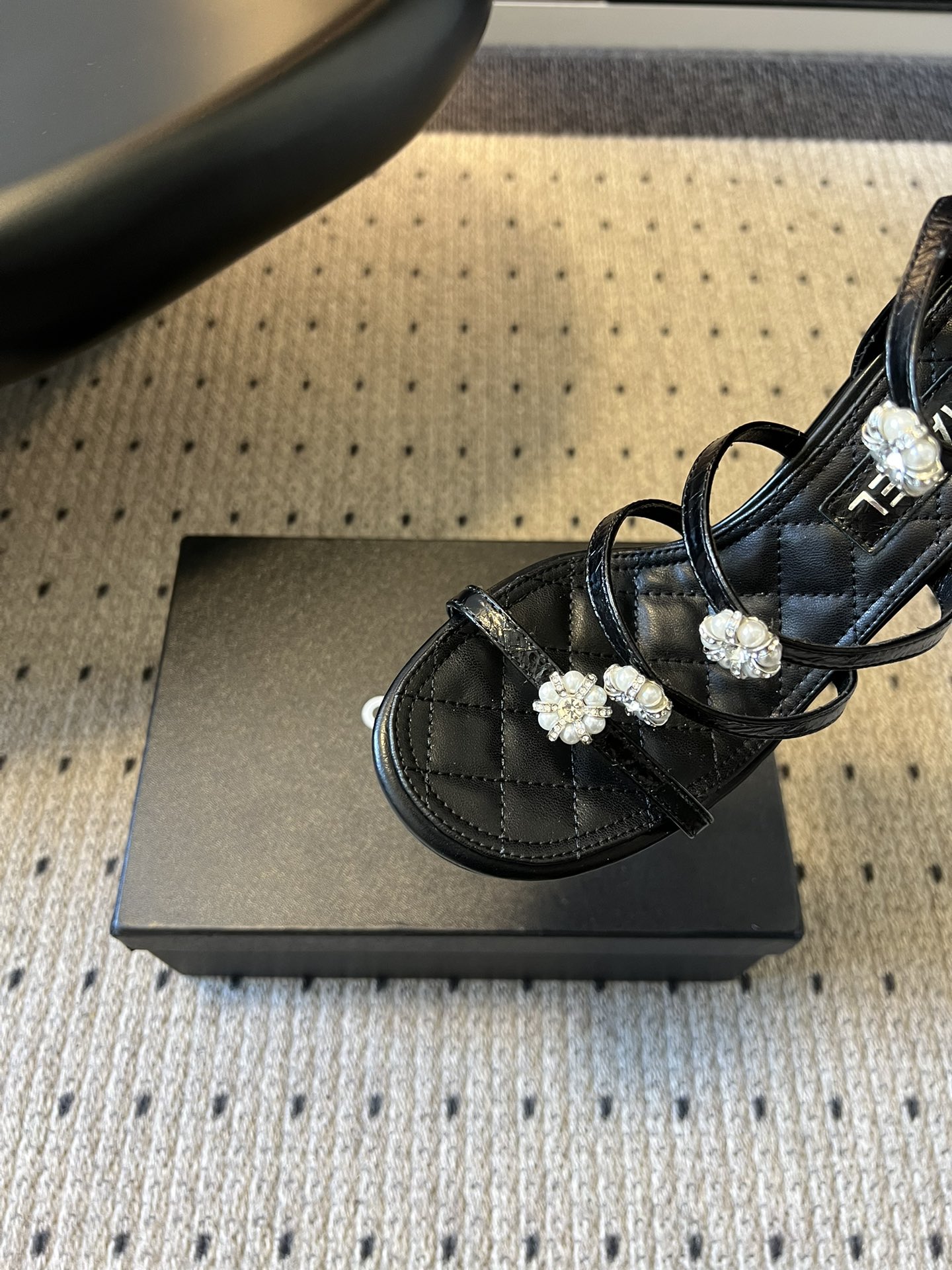 Chane*26SS早春新款高跟珍珠水钻凉鞋把星光碎钻踩在脚边，这双凉鞋太懂少女心了！细带缠绕脚踝，菱格