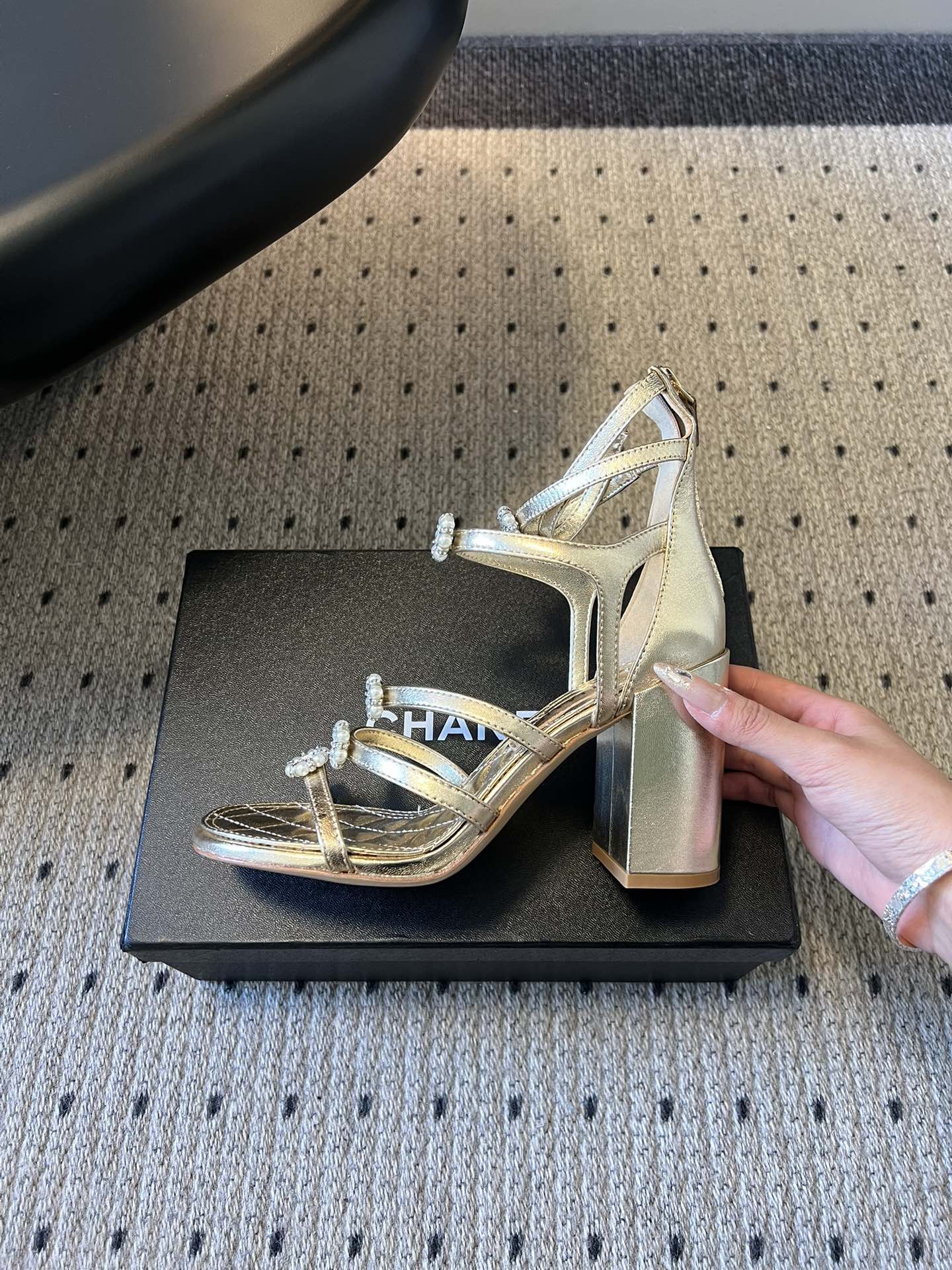 Chane*26SS早春新款高跟珍珠水钻凉鞋把星光碎钻踩在脚边，这双凉鞋太懂少女心了！细带缠绕脚踝，菱格