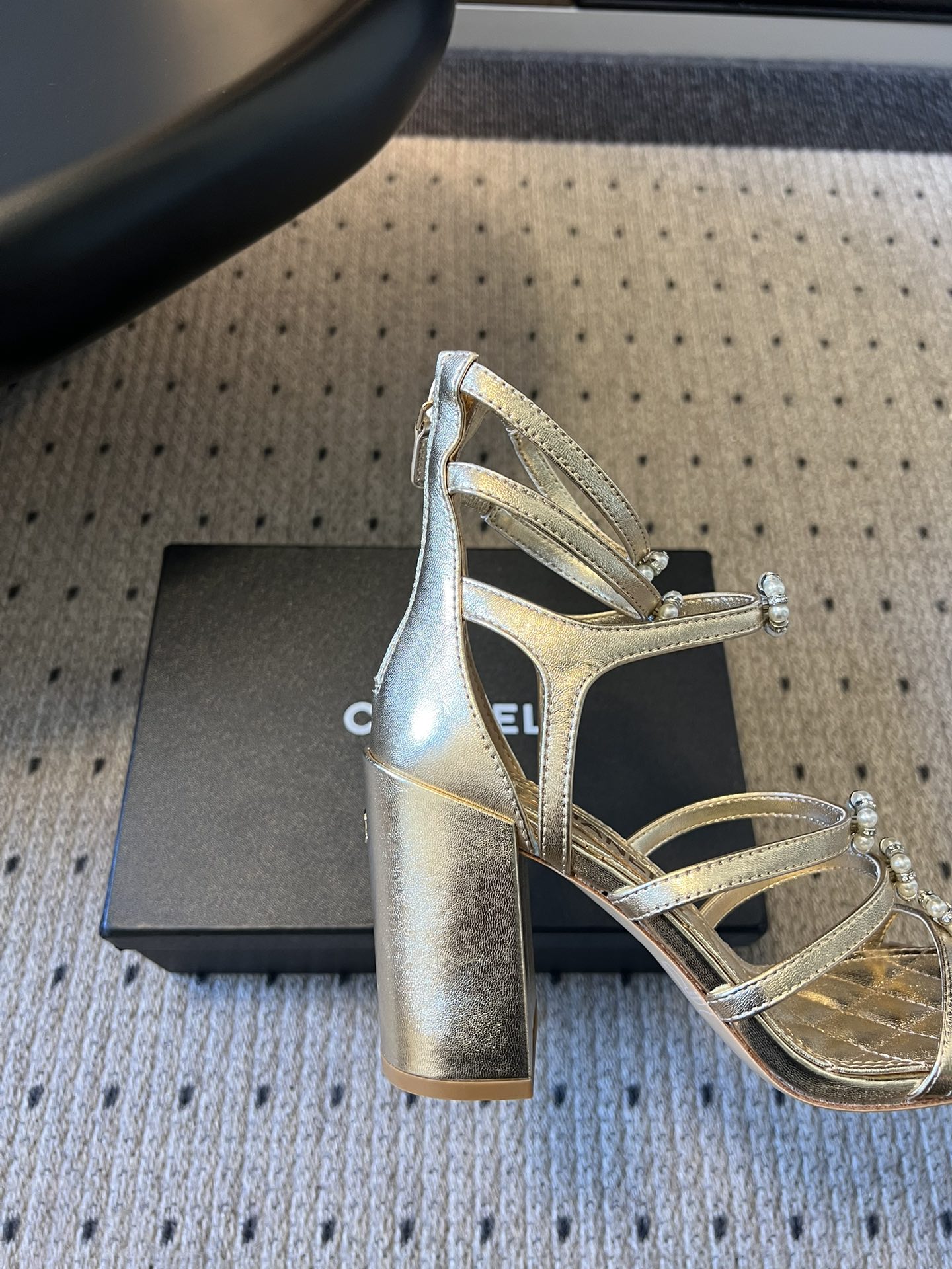 Chane*26SS早春新款高跟珍珠水钻凉鞋把星光碎钻踩在脚边，这双凉鞋太懂少女心了！细带缠绕脚踝，菱格