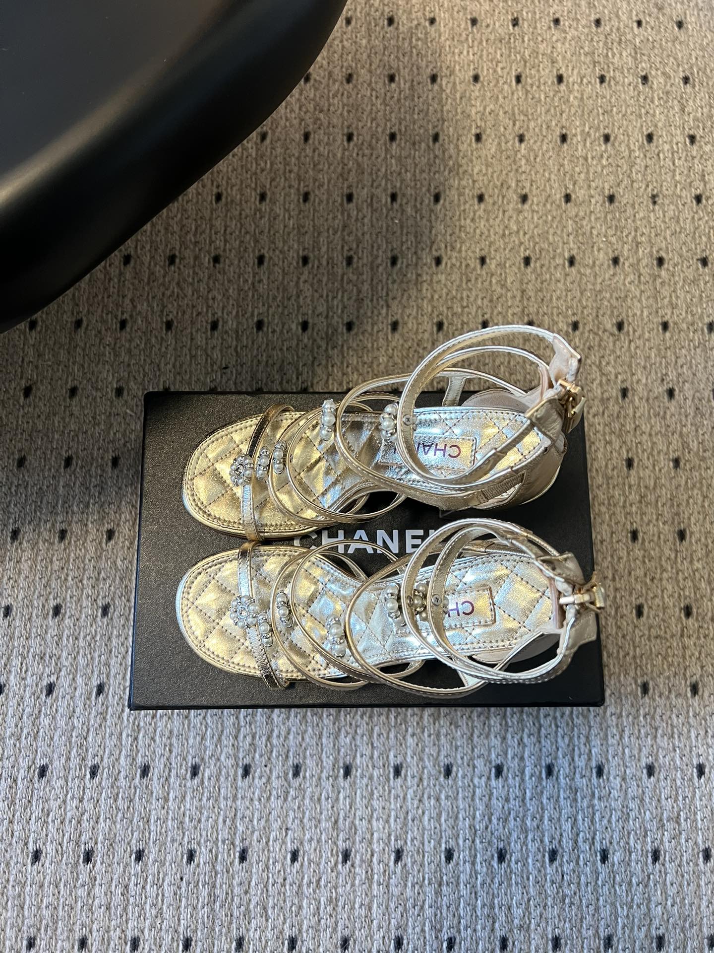 Chane*26SS早春新款高跟珍珠水钻凉鞋把星光碎钻踩在脚边，这双凉鞋太懂少女心了！细带缠绕脚踝，菱格