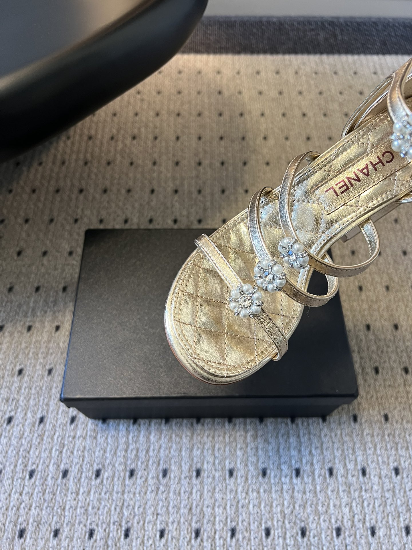 Chane*26SS早春新款高跟珍珠水钻凉鞋把星光碎钻踩在脚边，这双凉鞋太懂少女心了！细带缠绕脚踝，菱格