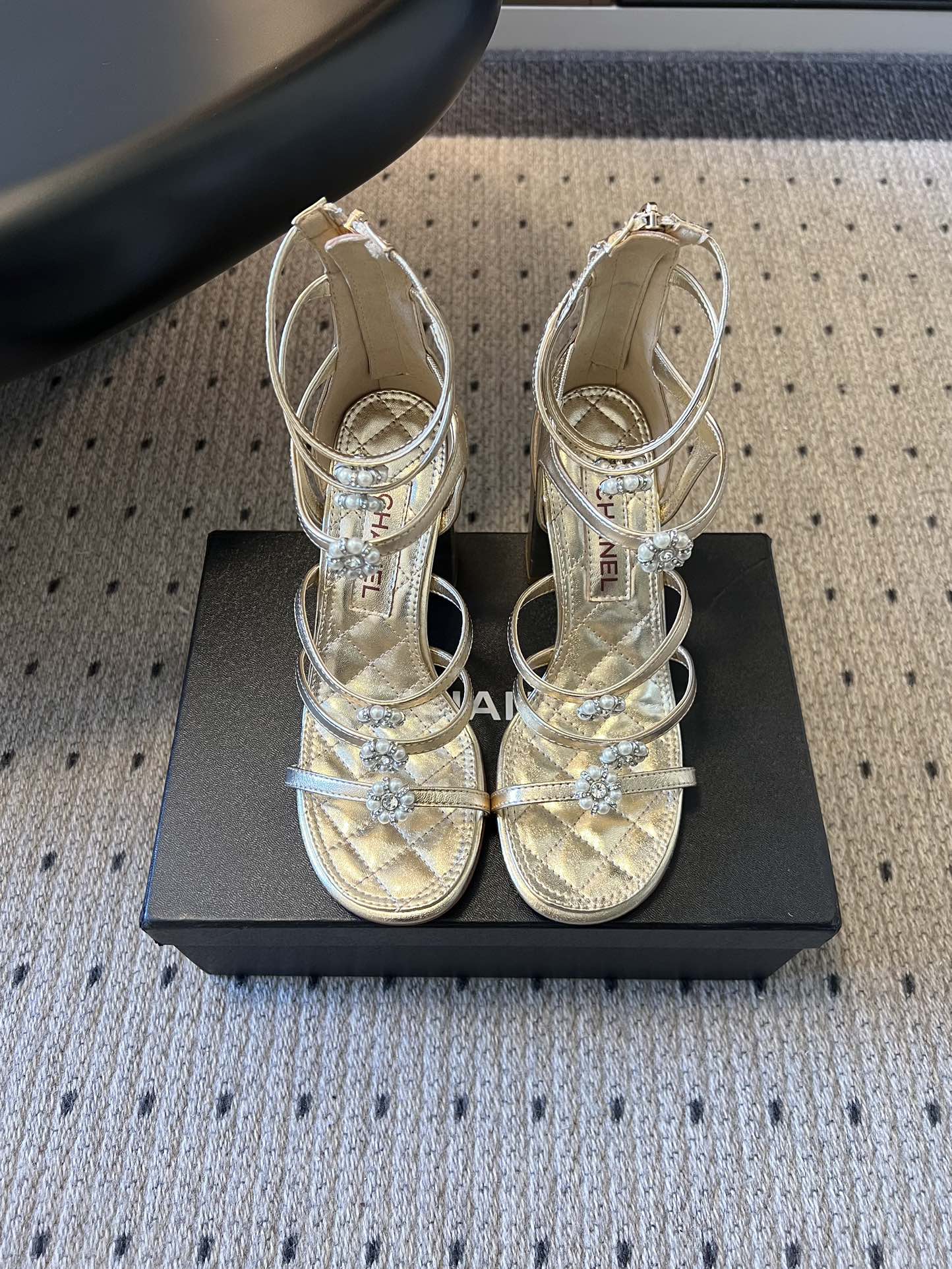 Chane*26SS早春新款高跟珍珠水钻凉鞋把星光碎钻踩在脚边，这双凉鞋太懂少女心了！细带缠绕脚踝，菱格