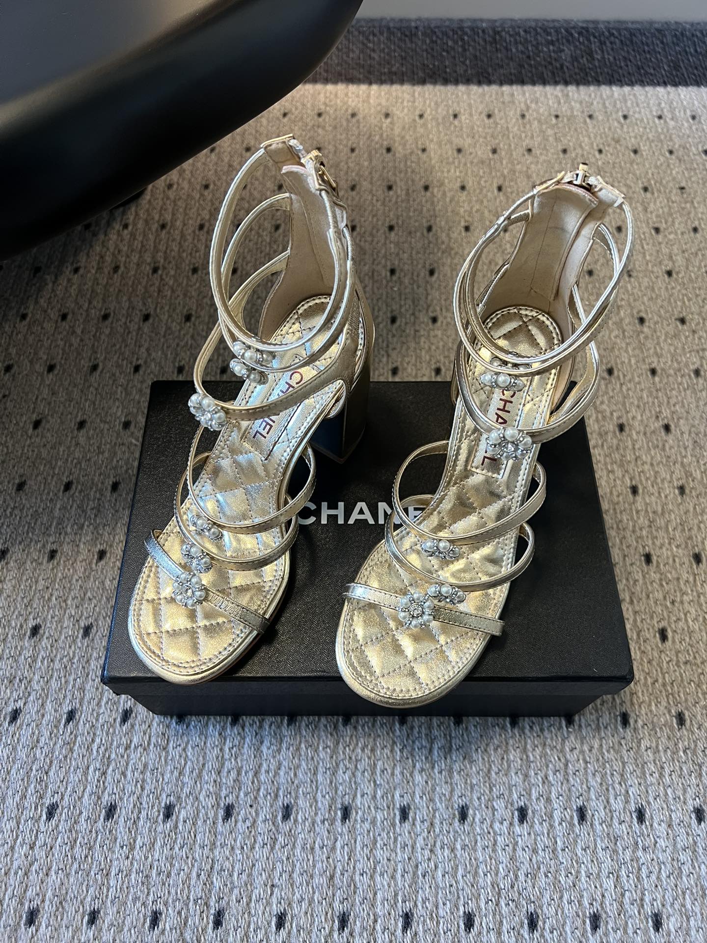 Chane*26SS早春新款高跟珍珠水钻凉鞋把星光碎钻踩在脚边，这双凉鞋太懂少女心了！细带缠绕脚踝，菱格