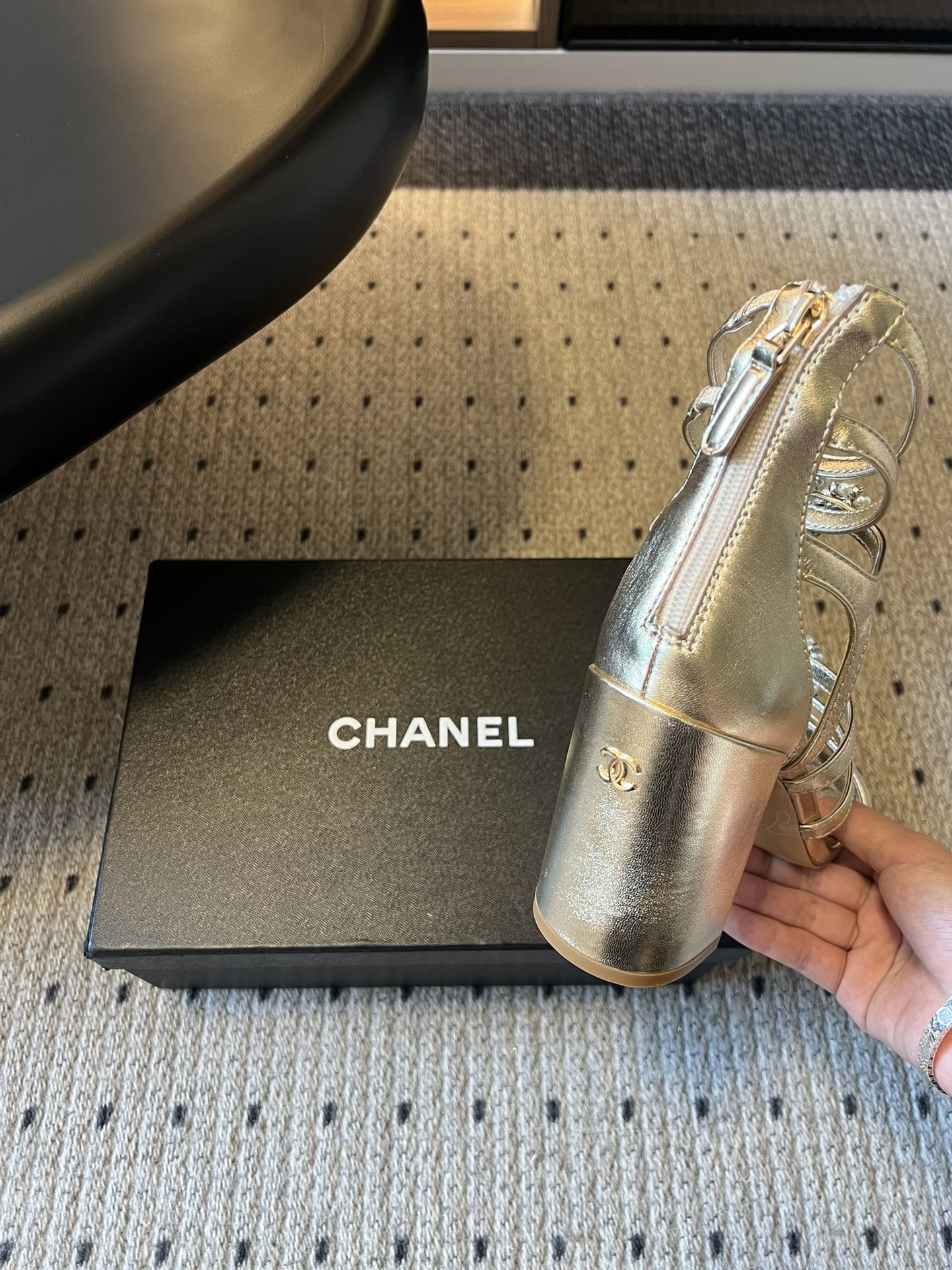 Chane*26SS早春新款高跟珍珠水钻凉鞋把星光碎钻踩在脚边，这双凉鞋太懂少女心了！细带缠绕脚踝，菱格