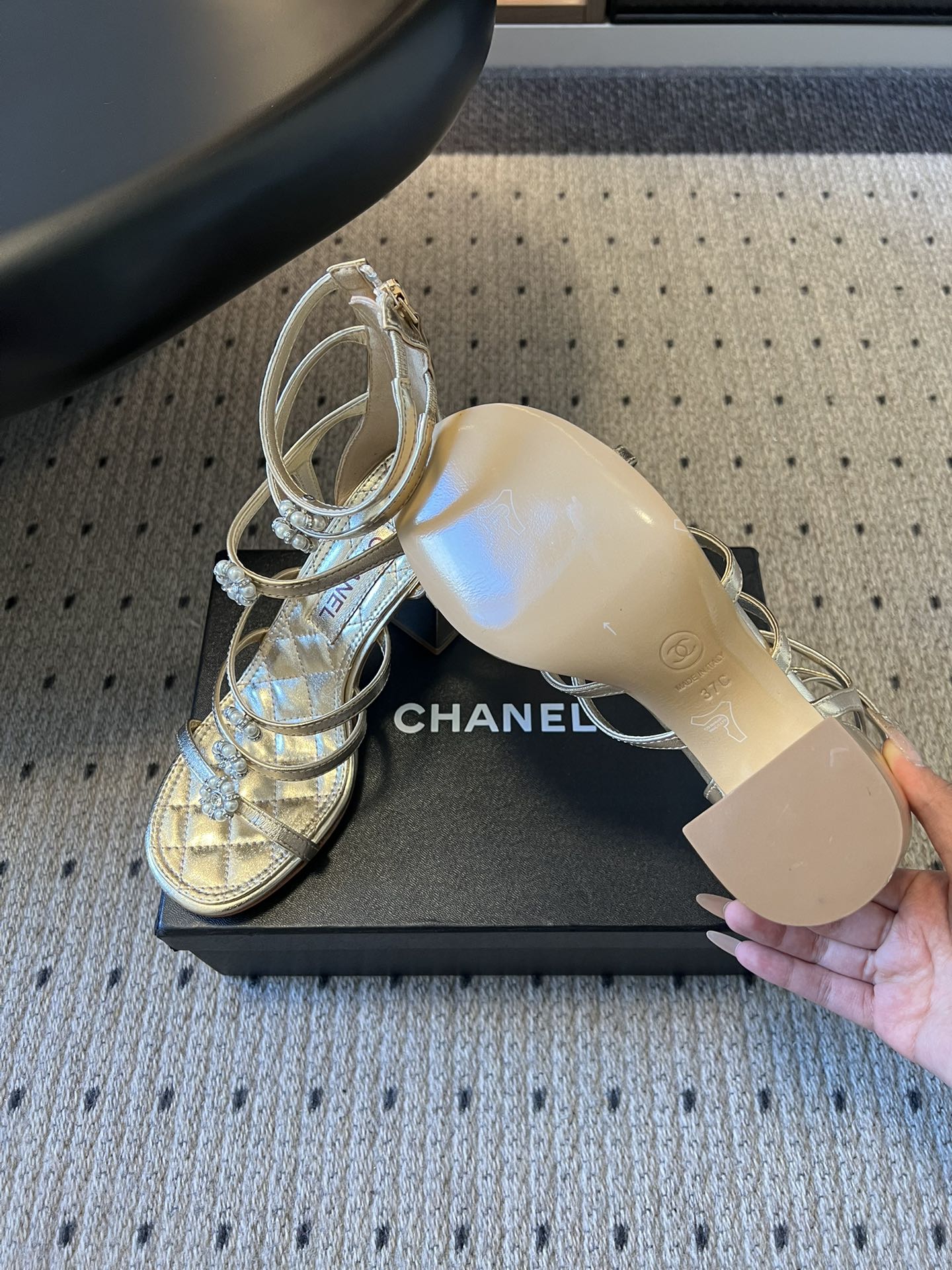 Chane*26SS早春新款高跟珍珠水钻凉鞋把星光碎钻踩在脚边，这双凉鞋太懂少女心了！细带缠绕脚踝，菱格