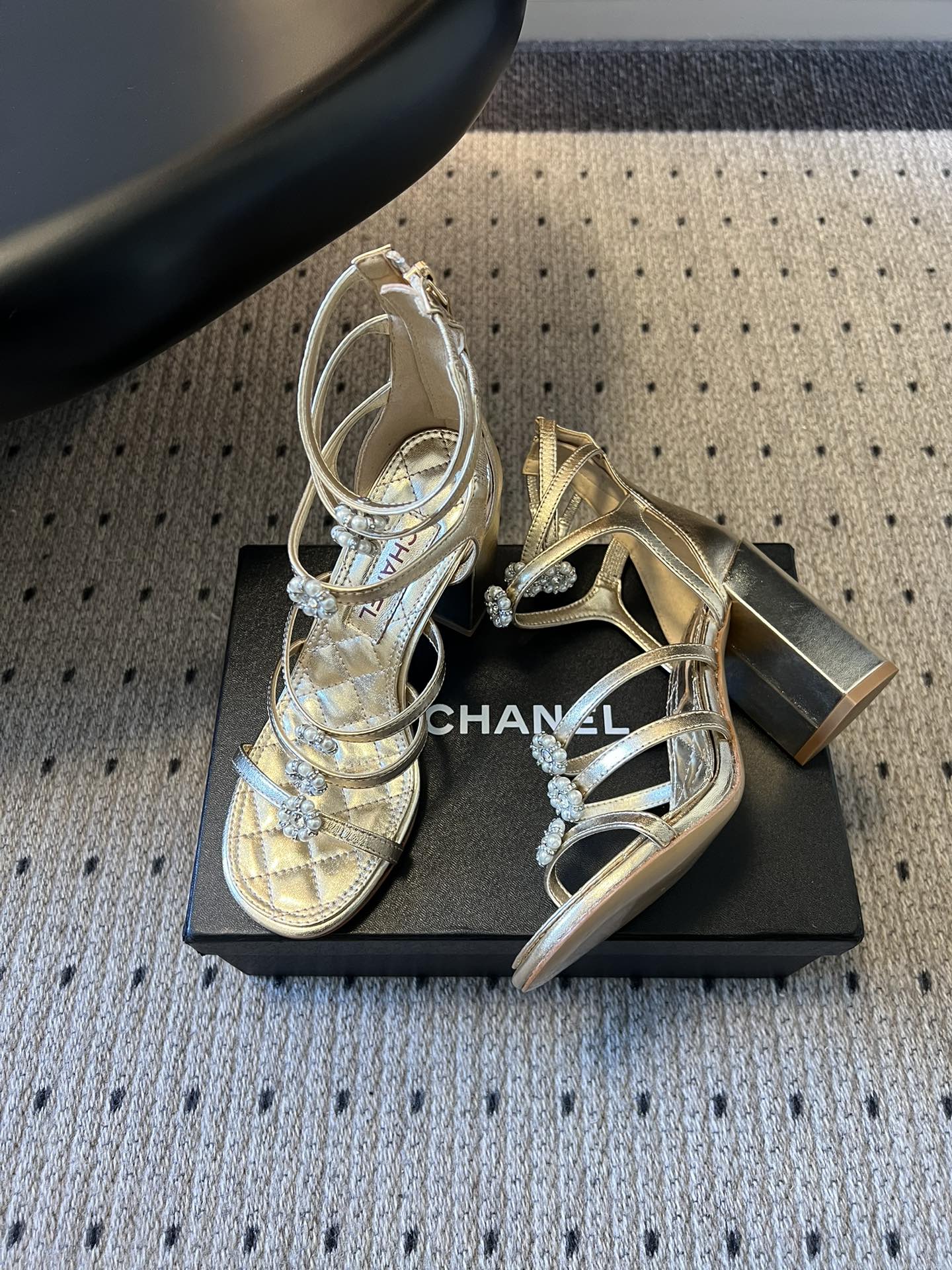 Chane*26SS早春新款高跟珍珠水钻凉鞋把星光碎钻踩在脚边，这双凉鞋太懂少女心了！细带缠绕脚踝，菱格