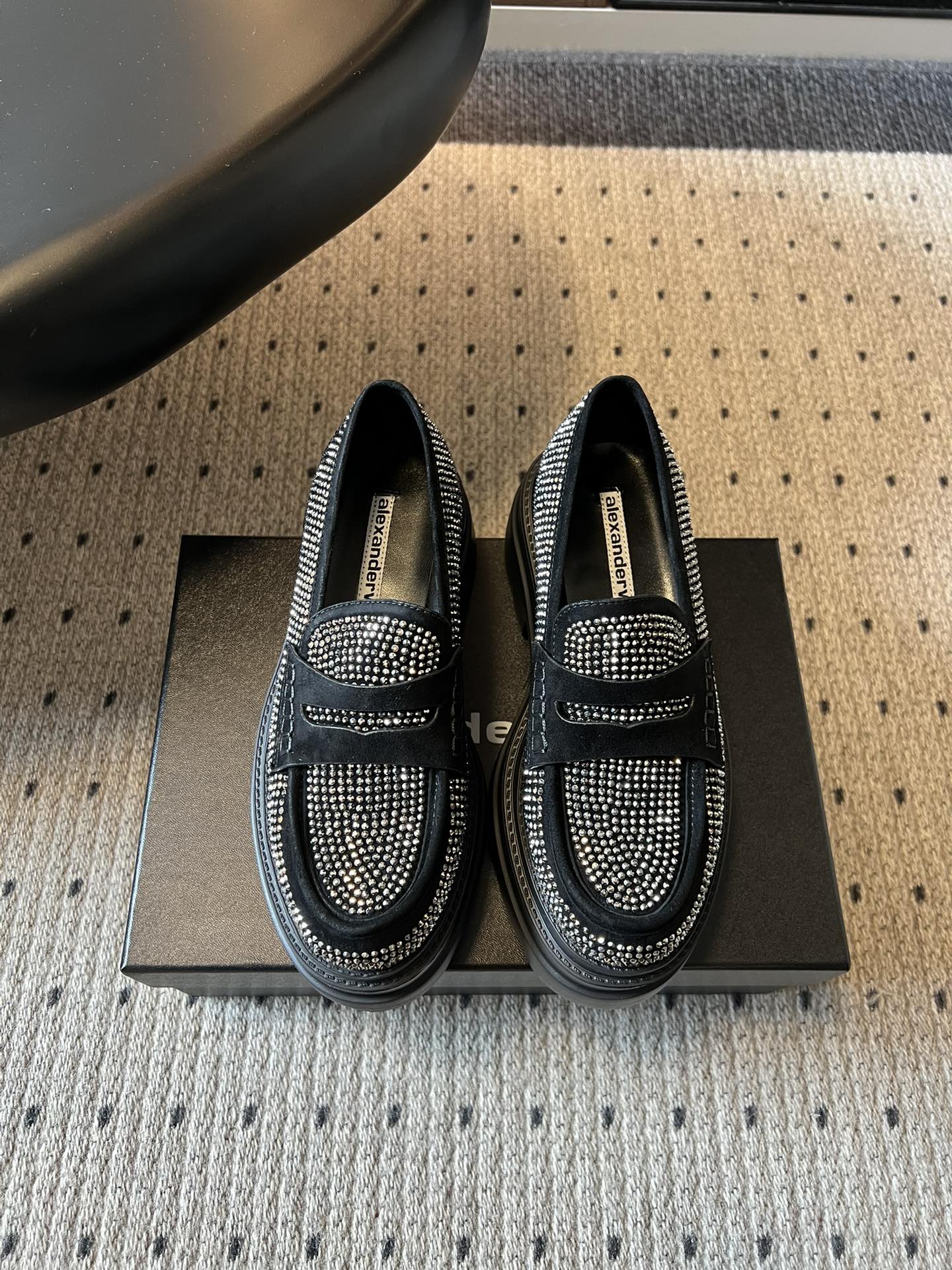 NO:784373,Alexander Wan* new thick-soled loafers for early spring. Matte black soles are calm and high-end. They are decorated with diamonds but are not exaggerated. Classic penny loafers + thick-soled design. The perfect blend of retro and modern. The saw-tooth thick soles quietly increase the height. Walking is stable and not tiring. They are smart and neat when worn with suits for commuting. They are sexy when paired with miniskirts. They are an indispensable luxury item in the shoe cabinet of urban beauties.  The black bottom is stain-resistant and versatile, and looks good with anything. You can wear it to school to look like a sweet and cool school girl, to go to work to look like a sophisticated sister, or to wear to disco like a hot girl. The upper is sheepskin/hot diamond, the lining is sheepskin, the outsole is foam, size 35-40 (customized size 40 is non-refundable), the heel height is 7cm, loafers, loafers, skirts, business suits, sheepskin, sheepskin.19860909Alexander Wan*早春新款厚底乐福鞋 哑光黑底沉稳高级,满钻装饰却不浮夸,经典便士乐福版型+厚底设计,复古感与现代感完美融合,锯齿厚底悄悄增高,走路稳又不累,通勤搭西装干练利落,约会配小裙性感撩人,是都市丽人鞋柜里不可或缺的轻奢单品. 黑底耐脏又百搭,配什么都好看,上学穿是甜酷学妹,上班穿是精致姐姐,蹦迪穿是辣妹天花板. 鞋面羊京/烫钻 内里羊皮 大底发泡大底 size35-40码（40码定制不退换） 跟高7cm,乐福鞋,loafers,skirts,business suit,sheepskin,sheep,Women's Shoes