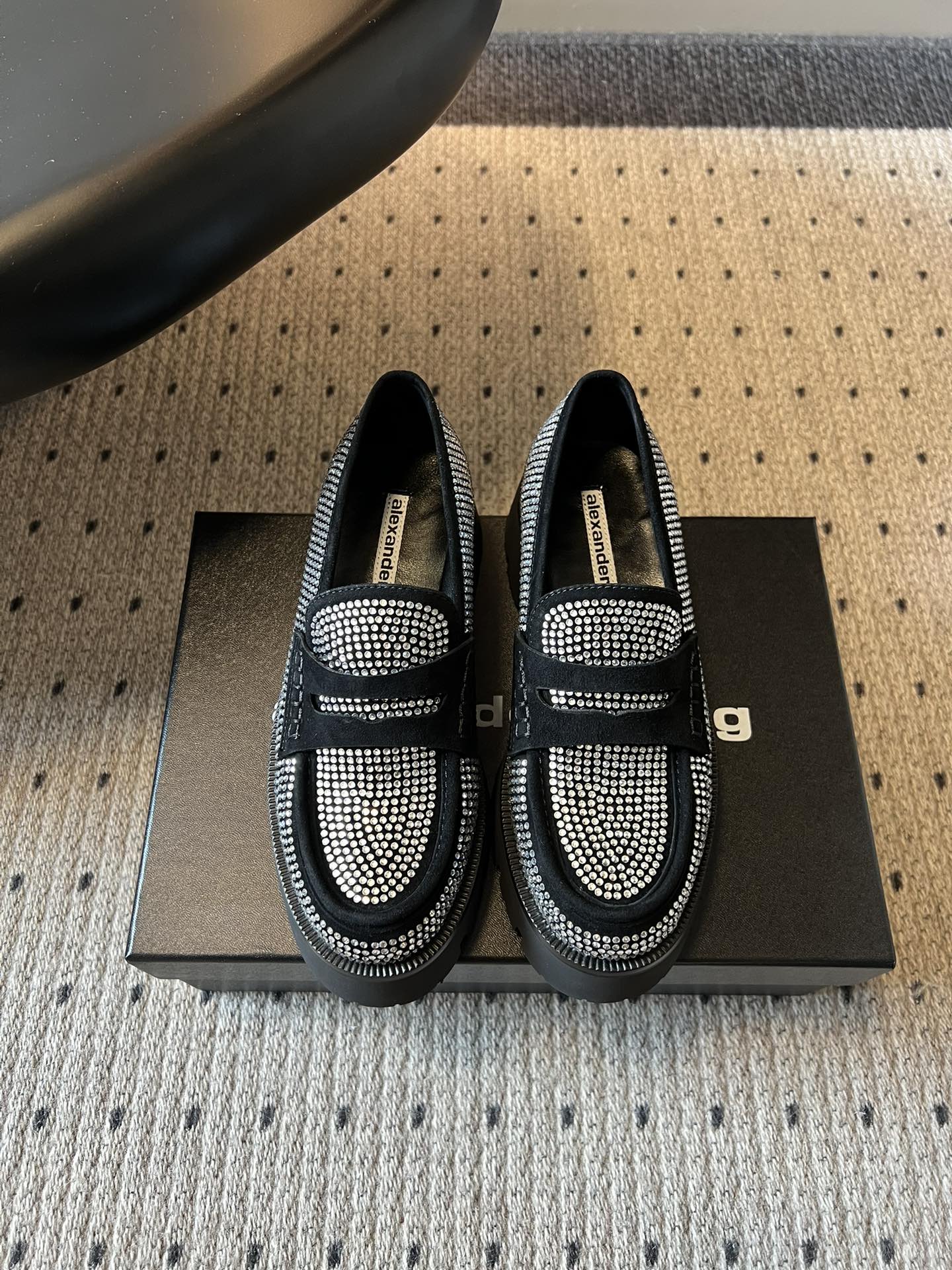 NO:784378,Alexander Wan* new thick-soled loafers for early spring. Matte black soles are calm and high-end. They are decorated with diamonds but are not exaggerated. Classic penny loafers + thick-soled design. The perfect blend of retro and modern. The saw-tooth thick soles quietly increase the height. Walking is stable and not tiring. They are smart and neat when worn with suits for commuting. They are sexy when paired with miniskirts. They are an indispensable luxury item in the shoe cabinet of urban beauties.  The black bottom is stain-resistant and versatile, and looks good with anything. You can wear it to school to look like a sweet and cool school girl, to go to work to look like a sophisticated sister, or to wear to disco like a hot girl. The upper is sheepskin/hot diamond, the lining is sheepskin, the outsole is foam, size 35-40 (40 size customization is non-refundable), the heel height is 4cm, loafers, loafers, skirts, business suits, sheepskin, sheepskin.19860909Alexander Wan*早春新款厚底乐福鞋 哑光黑底沉稳高级,满钻装饰却不浮夸,经典便士乐福版型+厚底设计,复古感与现代感完美融合,锯齿厚底悄悄增高,走路稳又不累,通勤搭西装干练利落,约会配小裙性感撩人,是都市丽人鞋柜里不可或缺的轻奢单品. 黑底耐脏又百搭,配什么都好看,上学穿是甜酷学妹,上班穿是精致姐姐,蹦迪穿是辣妹天花板. 鞋面羊京/烫钻 内里羊皮 大底发泡大底 size35-40码（40码定制不退换） 跟高4cm,乐福鞋,loafers,skirts,business suit,sheepskin,sheep,Women's Shoes