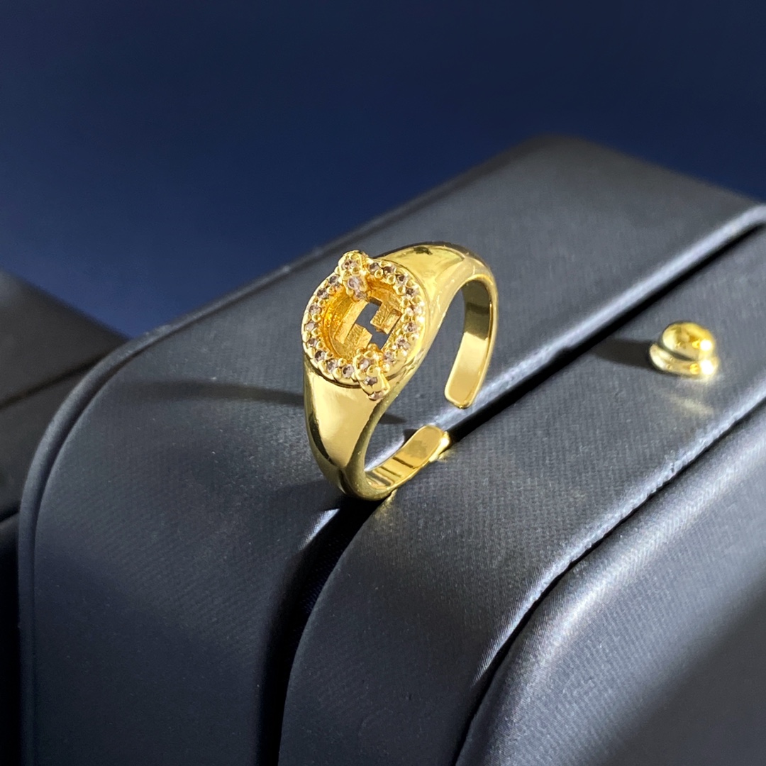 Fendi 芬迪Fendi个性 轻奢镶钻圆形镂空双F字母光面开口戒指 黄铜材料 戒指重约3.93g