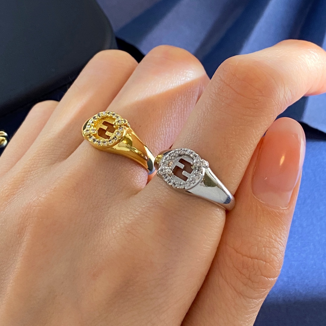 Fendi 芬迪Fendi个性 轻奢镶钻圆形镂空双F字母光面开口戒指 黄铜材料 戒指重约3.93g
