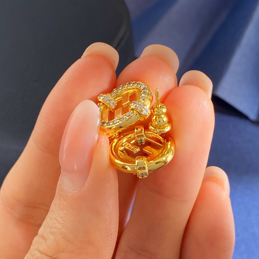 Fendi 芬迪Fendi个性 轻奢镶钻圆形镂空双F字母光面几何耳钉 黄铜材料 耳钉重约5 35g 耳钉约1