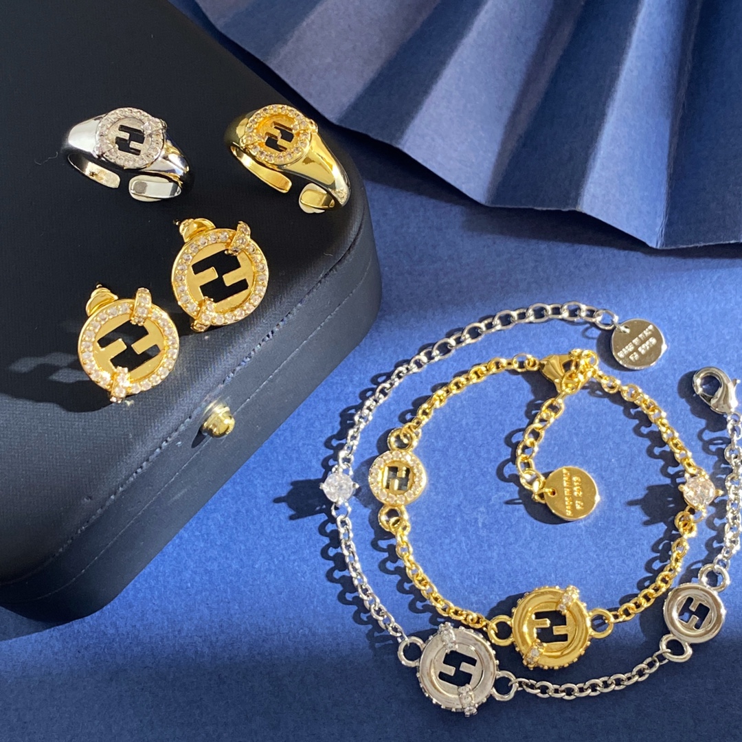 Fendi 芬迪Fendi个性 轻奢镶钻圆形镂空双F字母光面几何耳钉 黄铜材料 耳钉重约5 35g 耳钉约1
