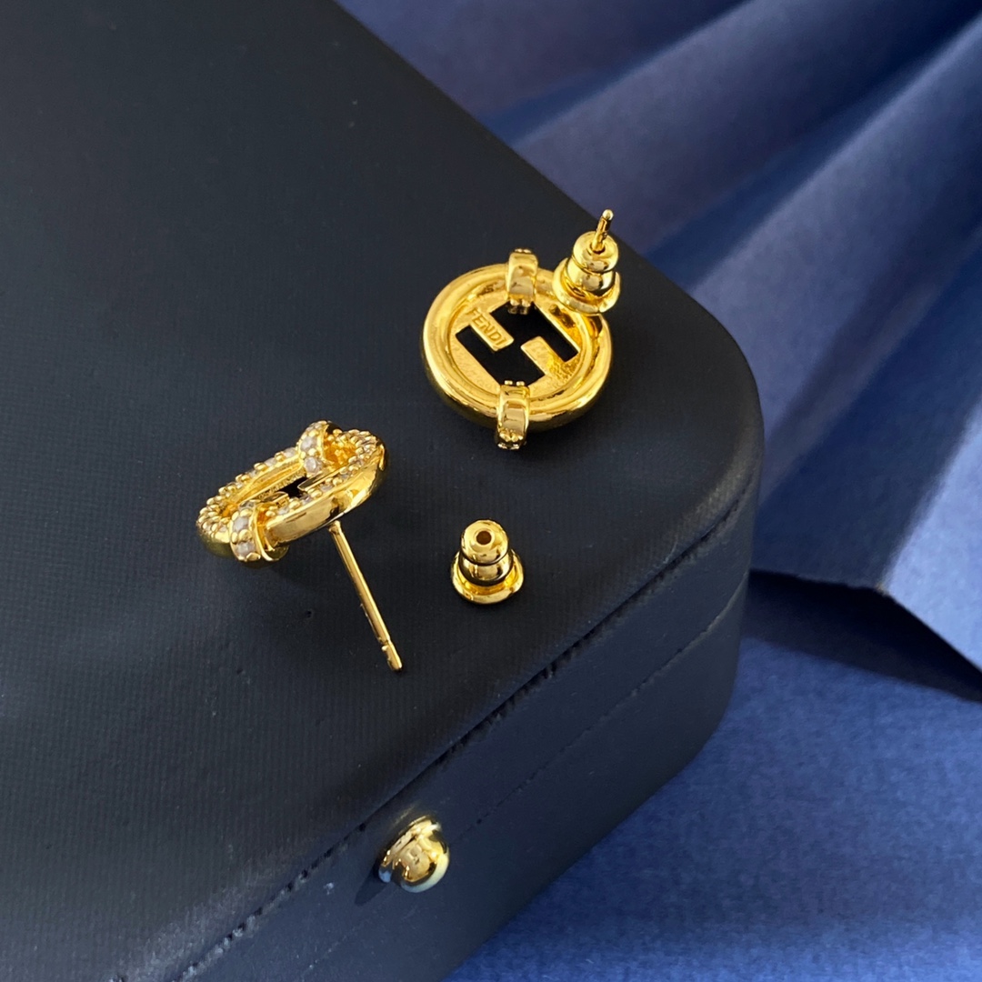Fendi 芬迪Fendi个性 轻奢镶钻圆形镂空双F字母光面几何耳钉 黄铜材料 耳钉重约5 35g 耳钉约1