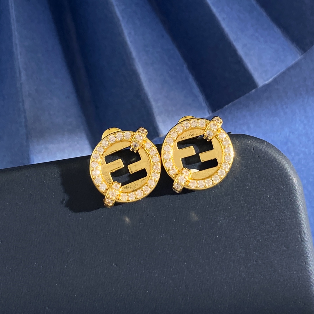 Fendi 芬迪Fendi个性 轻奢镶钻圆形镂空双F字母光面几何耳钉 黄铜材料 耳钉重约5 35g 耳钉约1