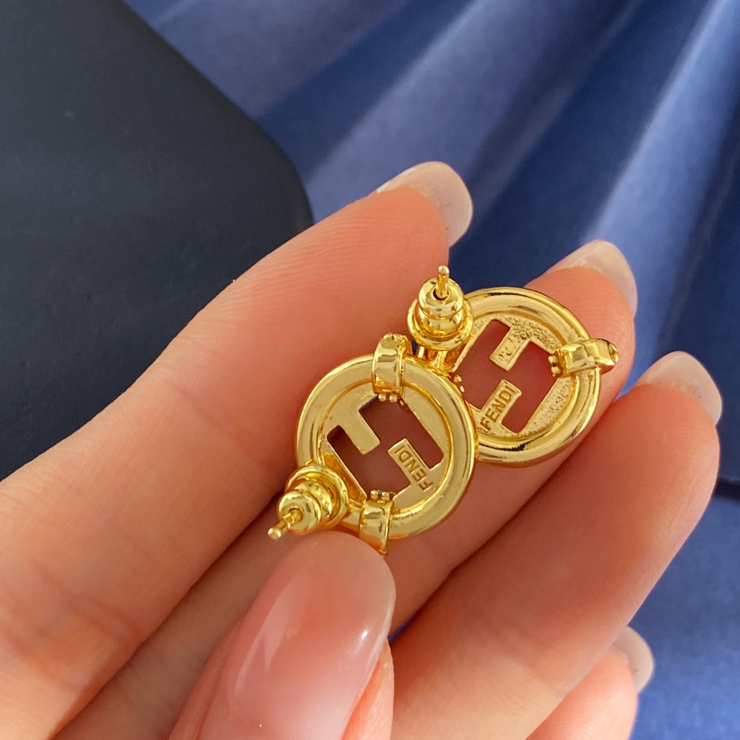 Fendi 芬迪Fendi个性 轻奢镶钻圆形镂空双F字母光面几何耳钉 黄铜材料 耳钉重约5 35g 耳钉约1