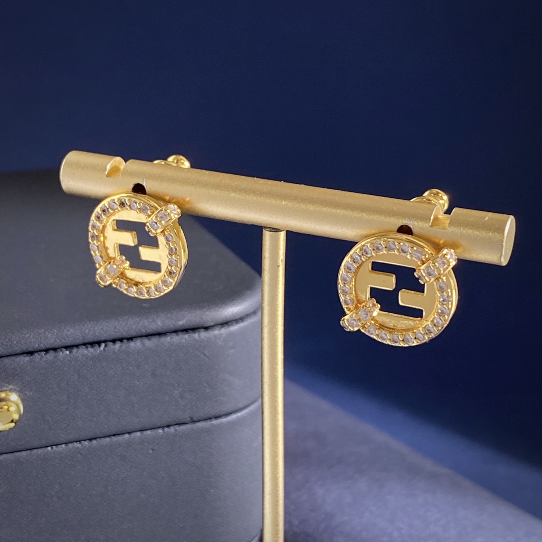 Fendi 芬迪Fendi个性 轻奢镶钻圆形镂空双F字母光面几何耳钉 黄铜材料 耳钉重约5 35g 耳钉约1