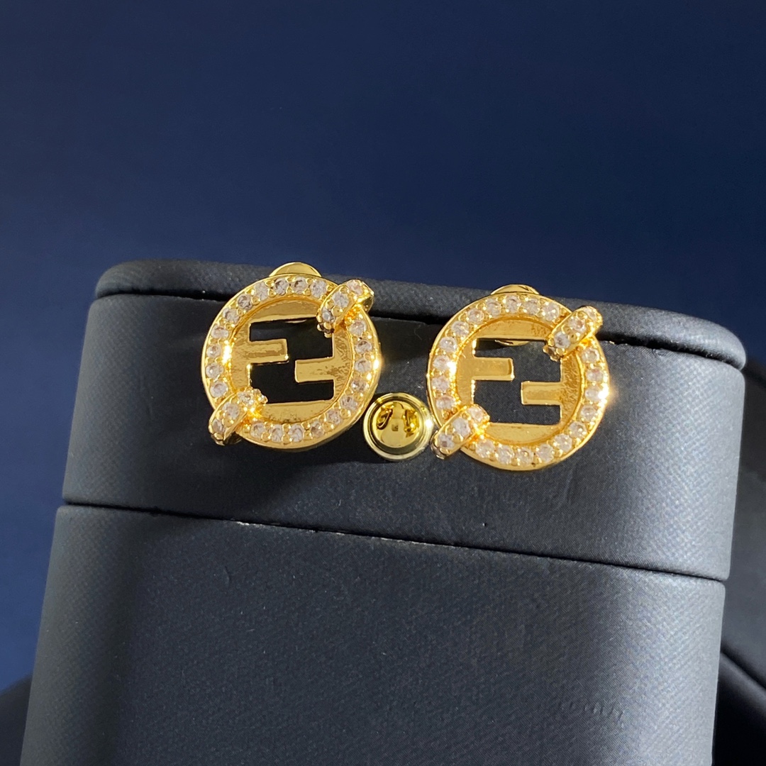 Fendi 芬迪Fendi个性 轻奢镶钻圆形镂空双F字母光面几何耳钉 黄铜材料 耳钉重约5 35g 耳钉约1