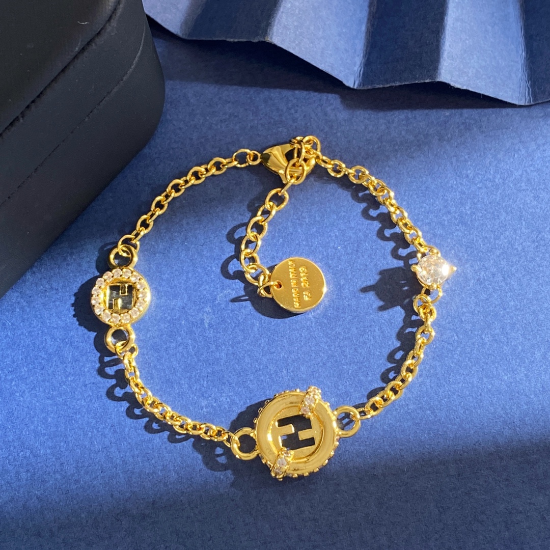 Fendi 芬迪Fendi个性 轻奢镂空圆形侧面镶钻光面双F字母拼接四爪圆钻几何设计手链 黄铜材料 手链重约7g 手链约长16