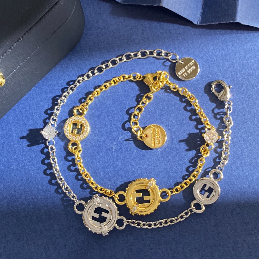 Fendi 芬迪Fendi个性 轻奢镂空圆形侧面镶钻光面双F字母拼接四爪圆钻几何设计手链 黄铜材料 手链重约7g 手链约长16