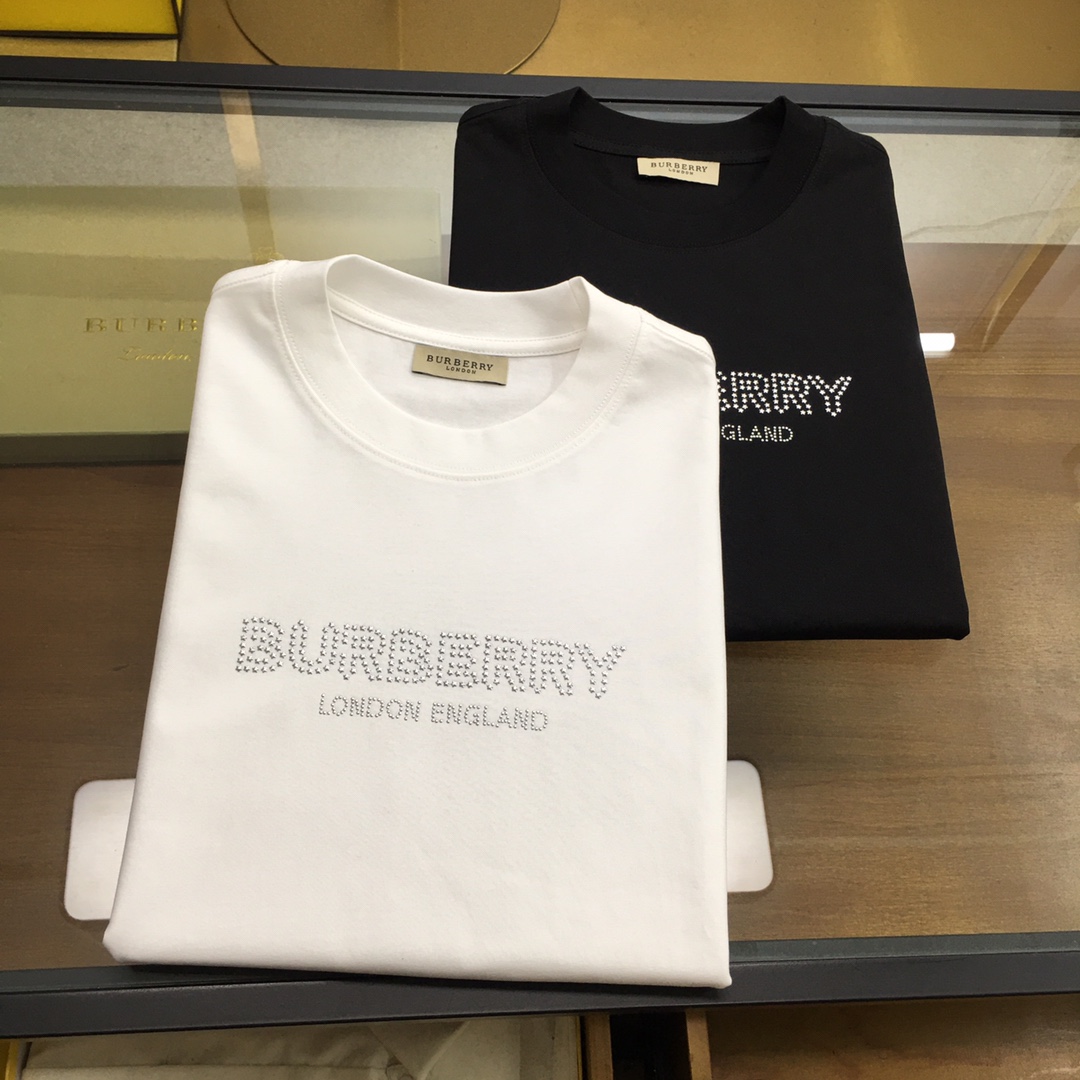 NO:834801,New trendy brand 'Burber...y' 2026 new trendy brand short-sleeved T-shirt (slightly wide version), the darling of the Italian fashion industry!  Men's short sleeves!  While the materials used are exquisite, the overall design is quite fashionable. Today I recommend their versatile classic model. The brand logo design on the chest is designed with a printed design and has a vivid personality!  The fabric is made of custom-woven high-gram Xinjiang long-staple cotton, and the best long-staple cotton raw materials are selected!  Skin-friendly and smooth to the touch, the upper body is firm and stylish!  Perfect combination of comfort and breathability!  The fabrics are all top quality!  M-4XL,,burberry,T-shirt,tees,t-shirt,19860909新品潮牌 《Burber...y》 2026新款潮牌短袖T恤（版型微阔）意大利时尚界的宠儿！ 男士短袖！材质用料讲究的同时 整体的设计颇具时尚感 今天推荐他家百搭经典款 胸前品牌logo设计 采用印花设计 个性生动！面料采用客供定织高克重新疆长绒棉,甄选上等长绒棉花原料！亲肤挺滑手感,上身挺括有型！舒适性与透气性完美兼备！面料皆为上乘！M-4XL,,burberry,T-shirt,tees，t-shirt,,Men's clothing