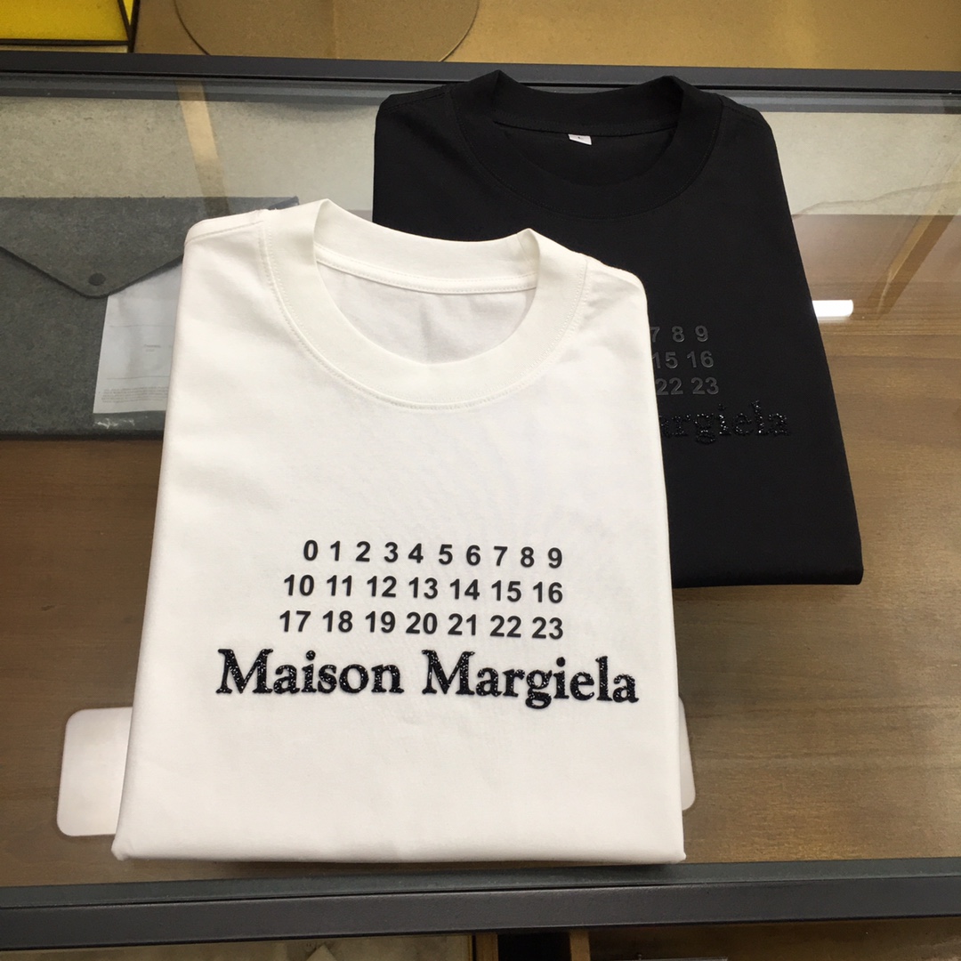 NO:834750,New trendy brand 'Margiela' 2026 new trendy brand short-sleeved T-shirt (slightly wide version), the darling of the Italian fashion industry!  Men's short sleeves!  While the materials used are exquisite, the overall design is quite fashionable. Today I recommend their versatile classic model. The brand logo design on the chest is designed with a printed design and has a vivid personality!  The fabric is made of custom-woven high-gram Xinjiang long-staple cotton, and the best long-staple cotton raw materials are selected!  Skin-friendly and smooth to the touch, the upper body is firm and stylish!  Perfect combination of comfort and breathability!  The fabrics are all top quality!  M-4XL,,masion margiela,T-shirt,tees,t-shirt,19860909新品潮牌 《马吉拉》 2026新款潮牌短袖T恤（版型微阔）意大利时尚界的宠儿！ 男士短袖！材质用料讲究的同时 整体的设计颇具时尚感 今天推荐他家百搭经典款 胸前品牌logo设计 采用印花设计 个性生动！面料采用客供定织高克重新疆长绒棉,甄选上等长绒棉花原料！亲肤挺滑手感,上身挺括有型！舒适性与透气性完美兼备！面料皆为上乘！M-4XL,,masion margiela,T-shirt,tees，t-shirt,,Men's clothing