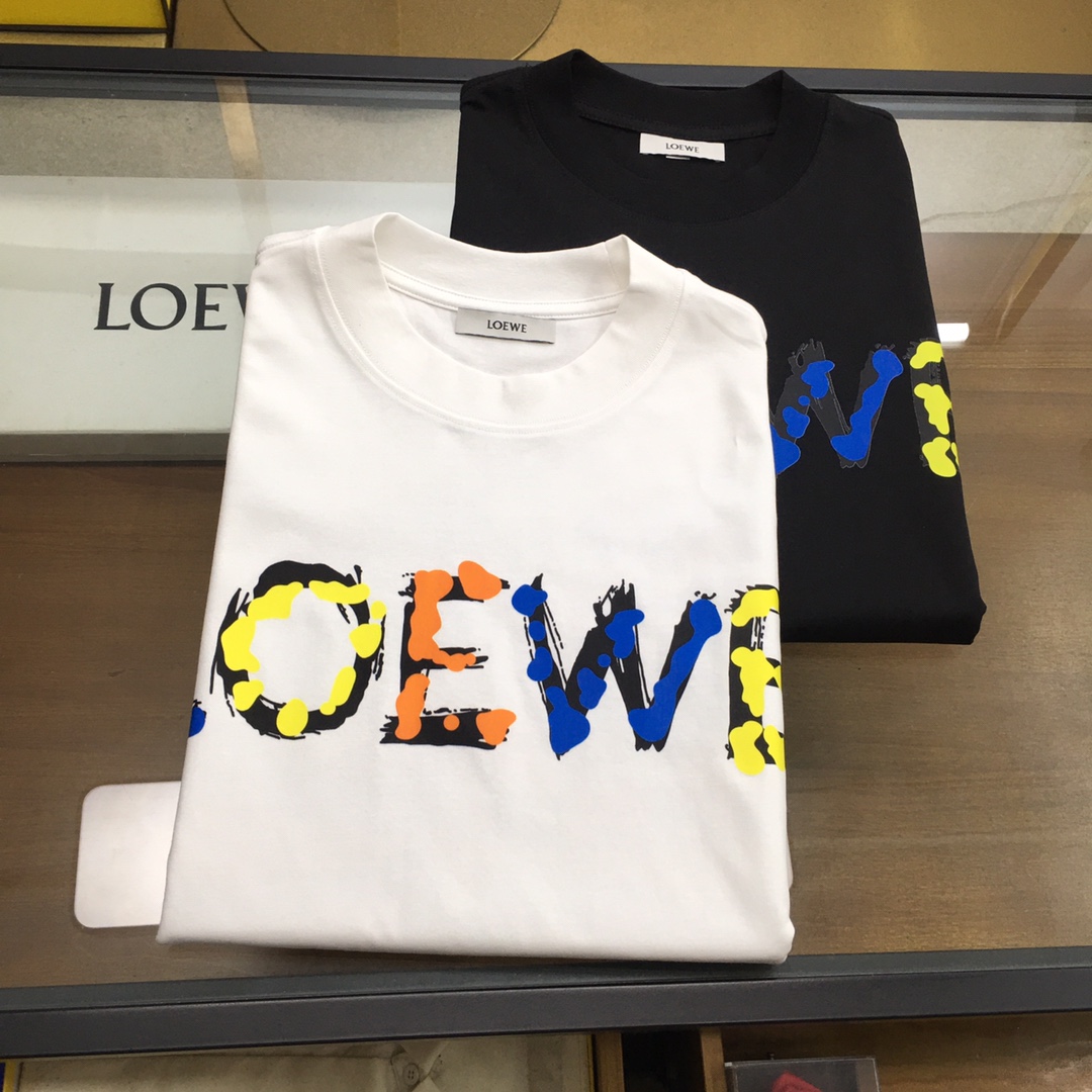 NO:834756,New trendy brand 'Loew' 2026 new trendy brand short-sleeved T-shirt (slightly wider version), the darling of the Italian fashion industry!  Men's short sleeves!  While the materials used are exquisite, the overall design is quite fashionable. Today I recommend their versatile classic model. The brand logo design on the chest is designed with a printed design and has a vivid personality!  The fabric is made of custom-woven high-gram Xinjiang long-staple cotton, and the best long-staple cotton raw materials are selected!  Skin-friendly and smooth to the touch, the upper body is firm and stylish!  Perfect combination of comfort and breathability!  The fabrics are all top quality!  M-4XL,,loewe,T-shirt,tees,t-shirt,19860909新品潮牌 《Loew》 2026新款潮牌短袖T恤（版型微阔）意大利时尚界的宠儿！ 男士短袖！材质用料讲究的同时 整体的设计颇具时尚感 今天推荐他家百搭经典款 胸前品牌logo设计 采用印花设计 个性生动！面料采用客供定织高克重新疆长绒棉,甄选上等长绒棉花原料！亲肤挺滑手感,上身挺括有型！舒适性与透气性完美兼备！面料皆为上乘！M-4XL,,loewe,T-shirt,tees，t-shirt,,Men's clothing