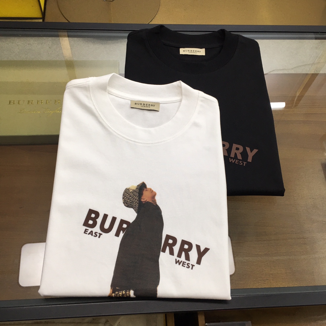NO:834762,New trendy brand 'Burber..y' 2026 new trendy brand short-sleeved T-shirt (slightly wider version), the darling of the Italian fashion industry!  Men's short sleeves!  While the materials used are exquisite, the overall design is quite fashionable. Today I recommend their versatile classic model. The brand logo design on the chest is designed with a printed design and has a vivid personality!  The fabric is made of custom-woven high-gram Xinjiang long-staple cotton, and the best long-staple cotton raw materials are selected!  Skin-friendly and smooth to the touch, the upper body is firm and stylish!  Perfect combination of comfort and breathability!  The fabrics are all top quality!  M-4XL,,burberry,T-shirt,tees,t-shirt,19860909新品潮牌 《Burber..y》 2026新款潮牌短袖T恤（版型微阔）意大利时尚界的宠儿！ 男士短袖！材质用料讲究的同时 整体的设计颇具时尚感 今天推荐他家百搭经典款 胸前品牌logo设计 采用印花设计 个性生动！面料采用客供定织高克重新疆长绒棉,甄选上等长绒棉花原料！亲肤挺滑手感,上身挺括有型！舒适性与透气性完美兼备！面料皆为上乘！M-4XL,,burberry,T-shirt,tees，t-shirt,,Men's clothing
