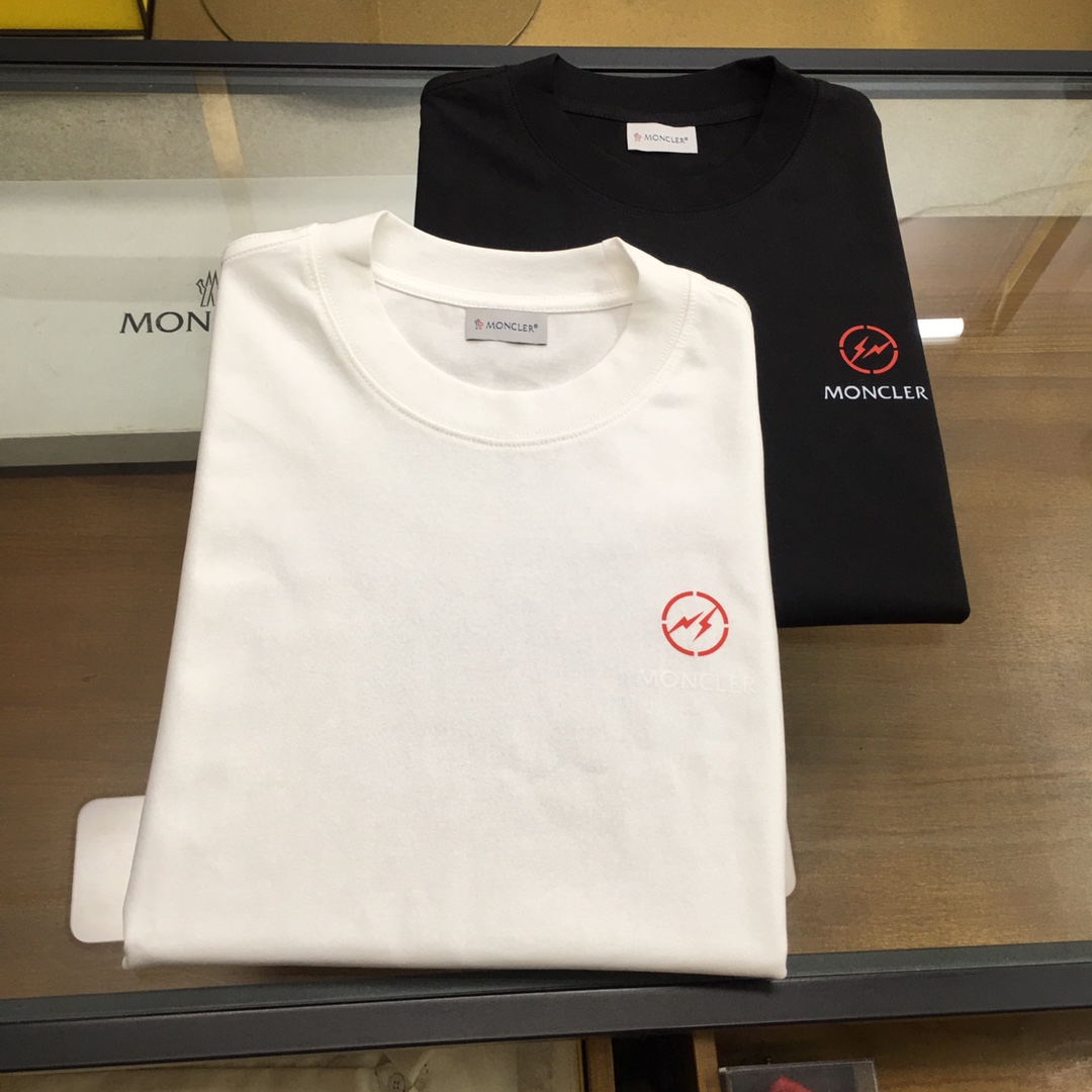 NO:834774,New trendy brand 'Moncle' 2026 new trendy brand short-sleeved T-shirt (slightly wide version), the darling of the Italian fashion industry!  Men's short sleeves!  While the materials used are exquisite, the overall design is quite fashionable. Today I recommend their versatile classic model. The brand logo design on the chest is designed with a printed design and has a vivid personality!  The fabric is made of custom-woven high-gram Xinjiang long-staple cotton, and the best long-staple cotton raw materials are selected!  Skin-friendly and smooth to the touch, the upper body is firm and stylish!  Perfect combination of comfort and breathability!  The fabrics are all top quality!  M-4XL,,T-shirt,tees,t-shirt,19860909新品潮牌 《Moncle》 2026新款潮牌短袖T恤（版型微阔）意大利时尚界的宠儿！ 男士短袖！材质用料讲究的同时 整体的设计颇具时尚感 今天推荐他家百搭经典款 胸前品牌logo设计 采用印花设计 个性生动！面料采用客供定织高克重新疆长绒棉,甄选上等长绒棉花原料！亲肤挺滑手感,上身挺括有型！舒适性与透气性完美兼备！面料皆为上乘！M-4XL,,T-shirt,tees，t-shirt,,Men's clothing