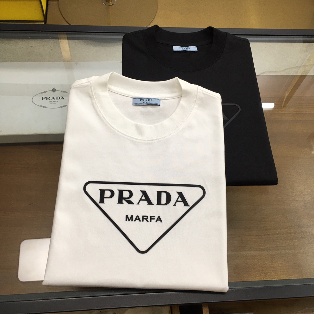 NO:834780,New trendy brand 'Prad' 2026 new trendy brand short-sleeved T-shirt (slightly wide version), the darling of the Italian fashion industry!  Men's short sleeves!  While the materials used are exquisite, the overall design is quite fashionable. Today I recommend their versatile classic model. The brand logo design on the chest is designed with a printed design and has a vivid personality!  The fabric is made of custom-woven high-gram Xinjiang long-staple cotton, and the best long-staple cotton raw materials are selected!  Skin-friendly and smooth to the touch, the upper body is firm and stylish!  Perfect combination of comfort and breathability!  The fabrics are all top quality!  M-4XL,,prada,T-shirt,tees,t-shirt,19860909新品潮牌 《Prad》 2026新款潮牌短袖T恤（版型微阔）意大利时尚界的宠儿！ 男士短袖！材质用料讲究的同时 整体的设计颇具时尚感 今天推荐他家百搭经典款 胸前品牌logo设计 采用印花设计 个性生动！面料采用客供定织高克重新疆长绒棉,甄选上等长绒棉花原料！亲肤挺滑手感,上身挺括有型！舒适性与透气性完美兼备！面料皆为上乘！M-4XL,,prada,T-shirt,tees，t-shirt,,Men's clothing