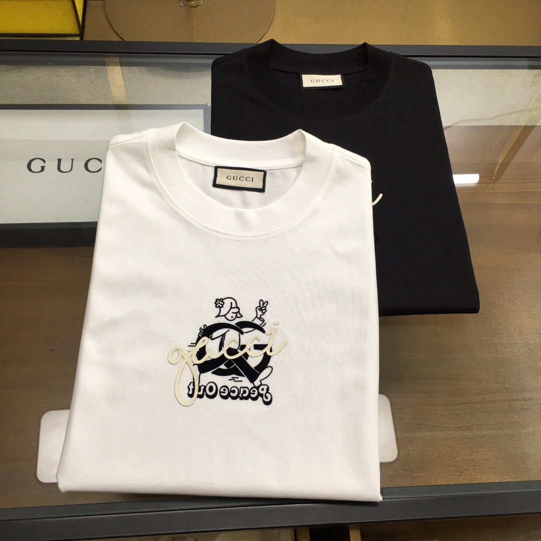 NO:834786,New trendy brand 'Gu.ci' 2026 new trendy brand short-sleeved T-shirt (slightly wider version), the darling of the Italian fashion industry!  Men's short sleeves!  While the materials used are exquisite, the overall design is quite fashionable. Today I recommend their versatile classic model. The brand logo design on the chest is designed with a printed design and has a vivid personality!  The fabric is made of custom-woven high-gram Xinjiang long-staple cotton, and the best long-staple cotton raw materials are selected!  Skin-friendly and smooth to the touch, the upper body is firm and stylish!  Perfect combination of comfort and breathability!  The fabrics are all top quality!  M-4XL,,T-shirt,tees,t-shirt,19860909新品潮牌 《Gu.ci》 2026新款潮牌短袖T恤（版型微阔）意大利时尚界的宠儿！ 男士短袖！材质用料讲究的同时 整体的设计颇具时尚感 今天推荐他家百搭经典款 胸前品牌logo设计 采用印花设计 个性生动！面料采用客供定织高克重新疆长绒棉,甄选上等长绒棉花原料！亲肤挺滑手感,上身挺括有型！舒适性与透气性完美兼备！面料皆为上乘！M-4XL,,T-shirt,tees，t-shirt,,Men's clothing