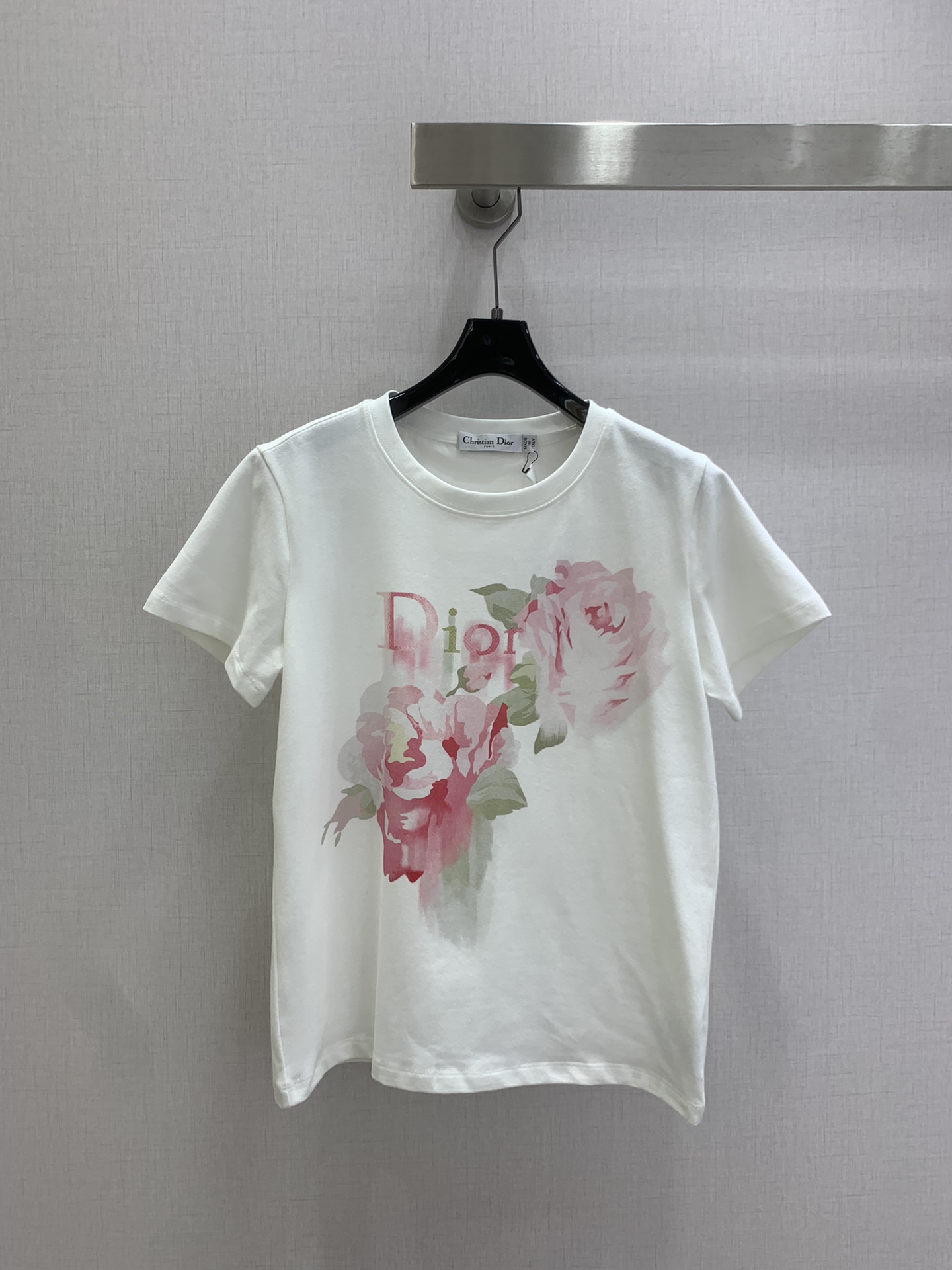 NO:790603,Highly recommended 26 early spring new short-sleeved T-shirt with rose letter printing; made of cotton fabric with soft and delicate texture; custom-made washed wheat accessories. The fit is comfortable and good-looking!  One color SML code high quality ABC,,T-shirt,tees,t-shirt,19860909强烈推荐 26早春新款 玫瑰花字母印花短袖T恤；采用棉面料质感柔软细腻；定制洗水麦辅料齐.版型合身上身效果舒适好看！一个色 SML码 高品质ABC,,T-shirt,tees，t-shirt,,Women's clothing