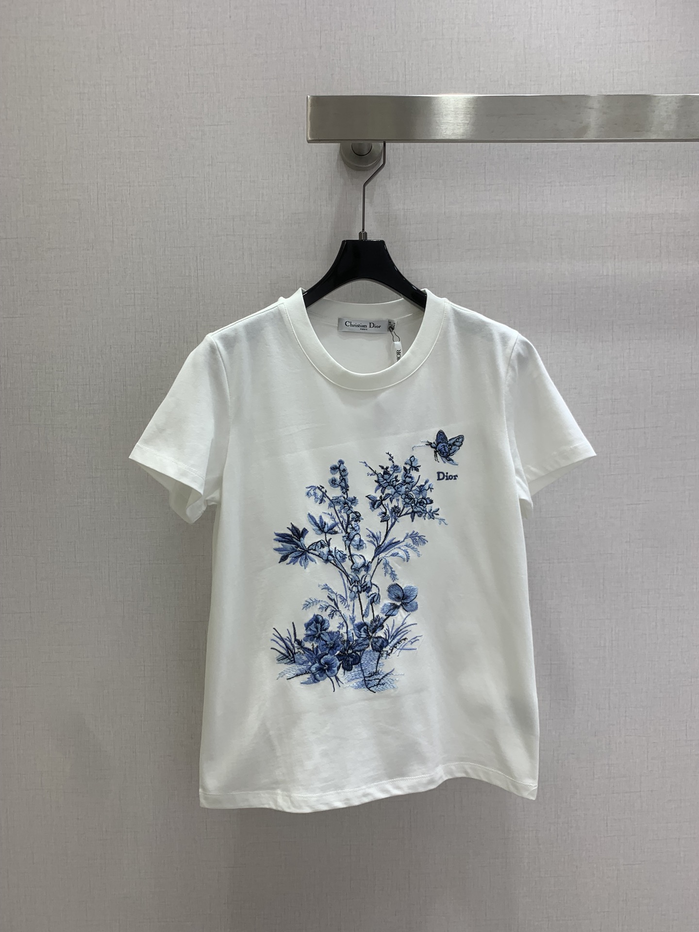 NO:790595,Highly recommended 26 early spring new short-sleeved T-shirt with embroidered letters and flowers; made of cotton fabric with soft and delicate texture; custom-made washed wheat accessories. The fit is comfortable and good-looking!  Two colors SML code high quality ABC,,T-shirt,tees,t-shirt,19860909强烈推荐 26早春新款 刺绣字母花朵短袖T恤；采用棉面料质感柔软细腻；定制洗水麦辅料齐.版型合身上身效果舒适好看！两个色 SML码 高品质ABC,,T-shirt,tees，t-shirt,,Women's clothing
