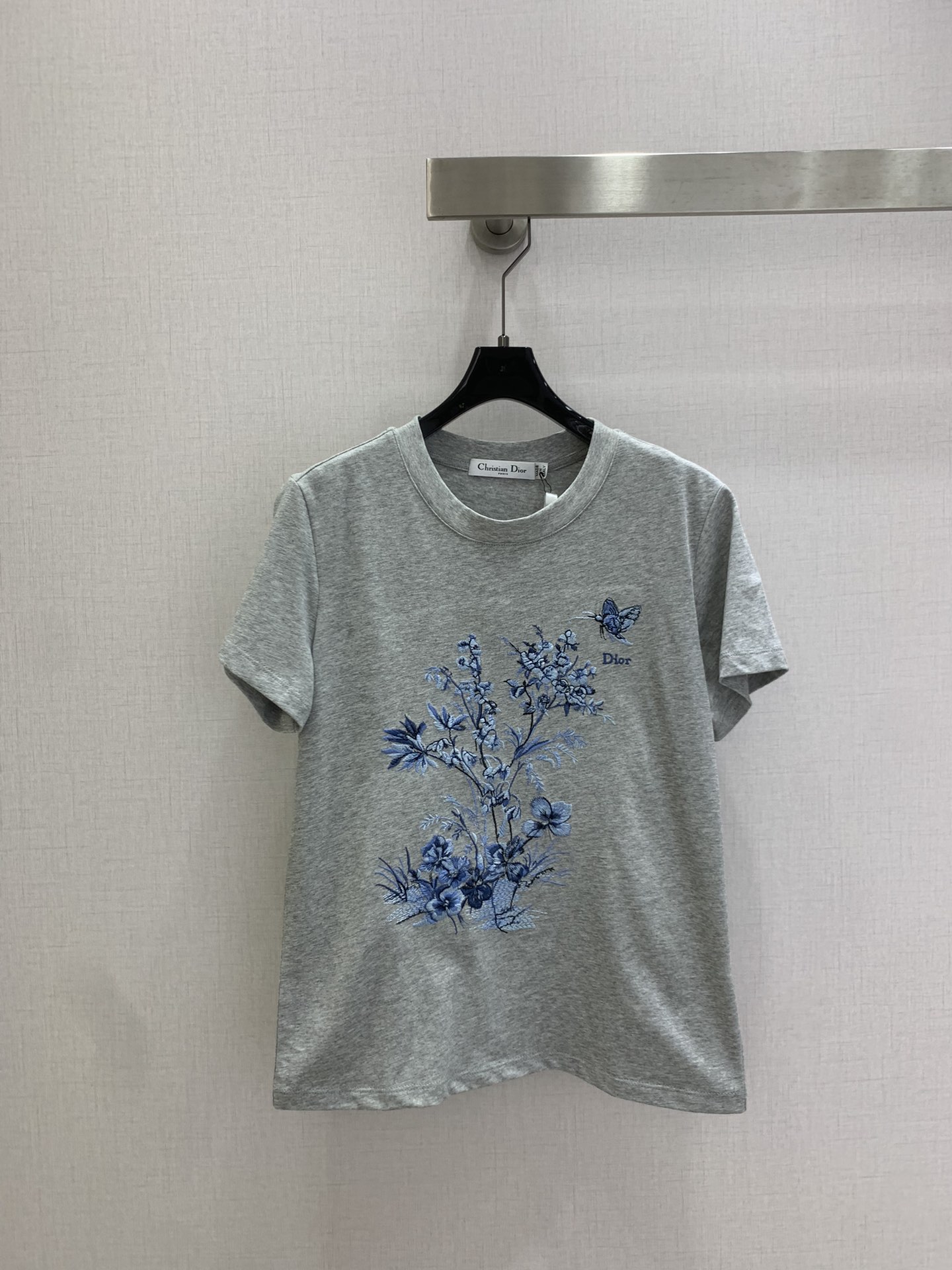 NO:790599,Highly recommended 26 early spring new short-sleeved T-shirt with embroidered letters and flowers; made of cotton fabric with soft and delicate texture; custom-made washed wheat accessories. The fit is comfortable and good-looking!  Two colors SML code high quality ABC,,T-shirt,tees,t-shirt,19860909强烈推荐 26早春新款 刺绣字母花朵短袖T恤；采用棉面料质感柔软细腻；定制洗水麦辅料齐.版型合身上身效果舒适好看！两个色 SML码 高品质ABC,,T-shirt,tees，t-shirt,,Women's clothing