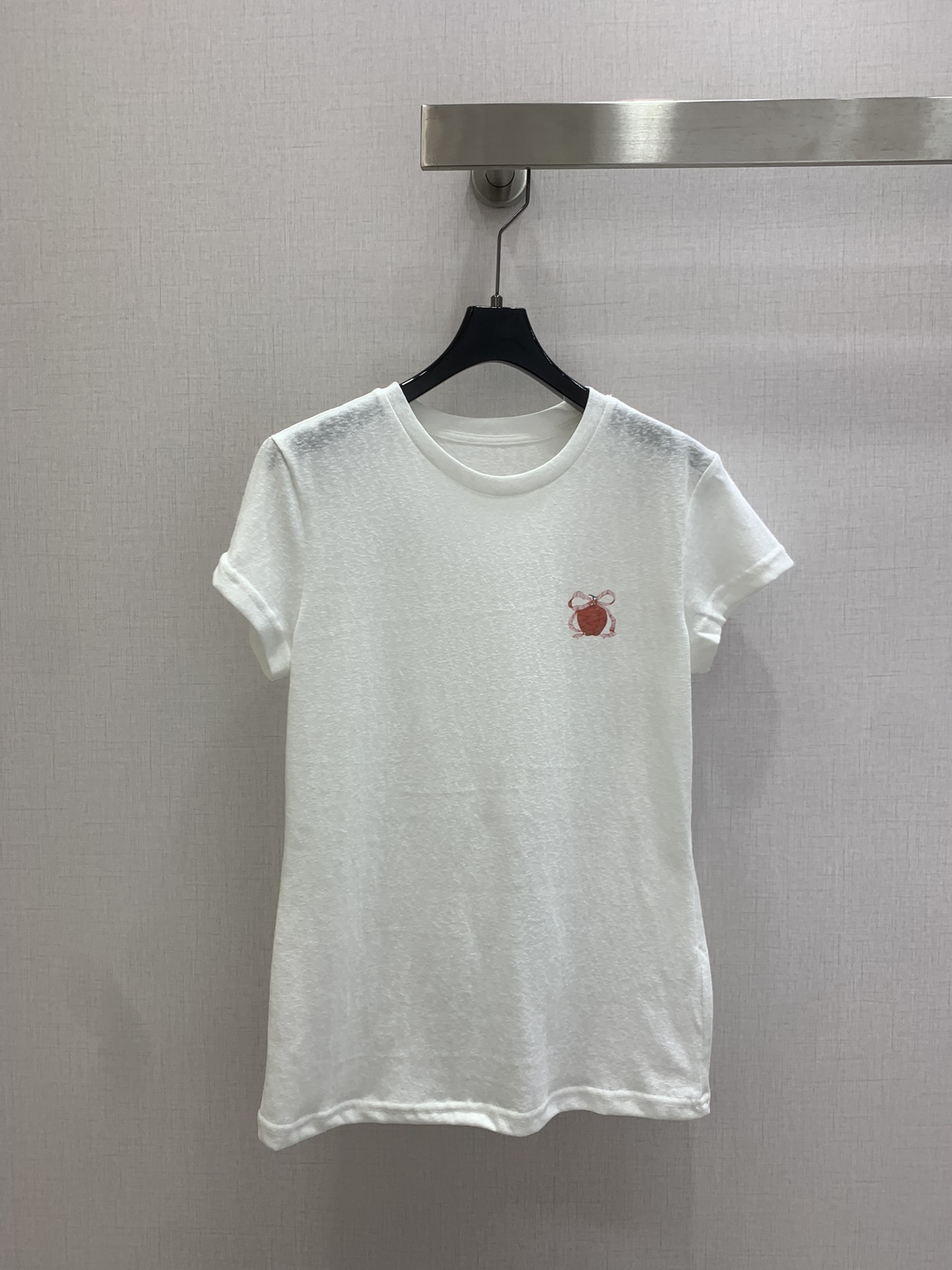 NO:790592,Highly recommend the new 26 early spring short-sleeved T-shirt with lucky fruit pattern, soft and breathable, super comfortable to wear in summer!  Round neck + straight shoulder cut, modified shoulder lines, red embroidery pattern on the chest, simple and detailed, can be easily used for daily commuting and leisure. It is versatile, can be matched with jeans and skirts, and can easily switch styles. It is a must-have and practical item in the wardrobe!  One color SMLXL code high quality ABC,,skirts,jeans,T-shirt,tees,t-shirt,19860909强烈推荐 26早春新款 幸运果图案短袖T恤,柔软透气,夏天穿超舒服！圆领+正肩剪裁,修饰肩部线条,胸前红色刺绣图案,简约又有细节感,日常通勤、休闲都能轻松驾驭.百搭属性,牛仔裤、半裙随意搭配,轻松切换风格,是衣橱必备实用单品！一个色 SMLXL码 高品质ABC,,skirts,jeans,T-shirt,tees，t-shirt,,Women's clothing