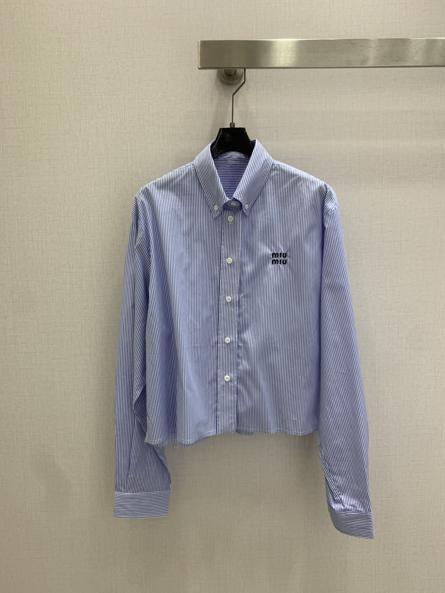 NO:790589,Highly recommended 26 early spring new style blue and white striped short shirt, custom-woven pure cotton fabric is soft, light and not easy to wrinkle, the embroidered logo on the chest is super recognizable. The blue and white stripes are fresh and versatile college style. One color SML code, high quality ABC,, shirts,19860909强烈推荐 26早春新款 蓝白条纹短款衬衫,定织纯棉面料柔软轻盈不易皱,胸前刺绣徽标超有辨识度.蓝白条纹清新百搭学院风.一个色 SML码 高品质ABC,,shirts,,Women's clothing