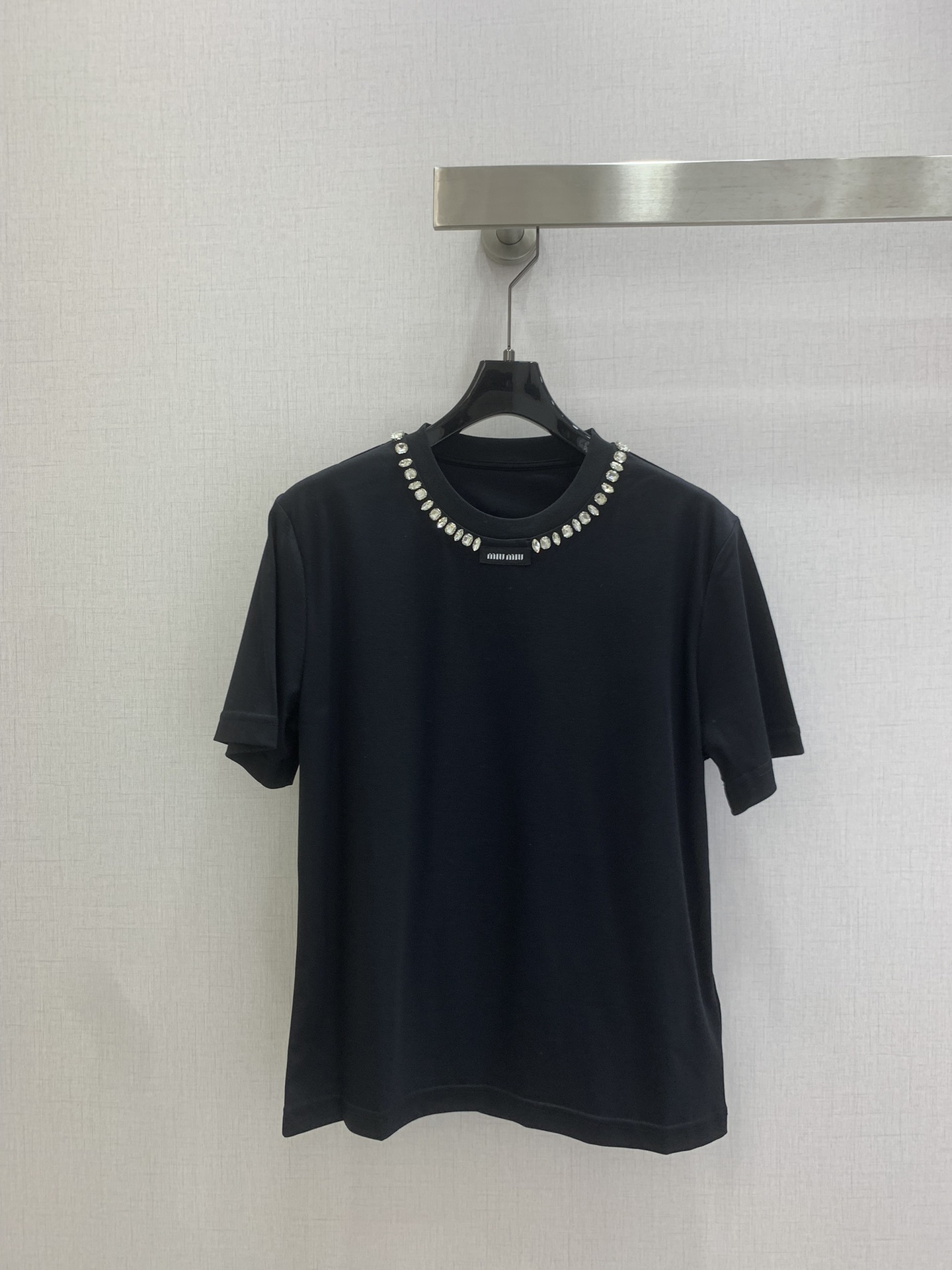NO:790583,Highly recommended for the early spring of 26, the round neck diamond-encrusted short-sleeved T-shirt. This white short-sleeved T-shirt, with a diamond-encrusted neckline design, is super eye-catching, exquisite and luxurious! Soft cotton fabric, comfortable and breathable to wear, and diamond-encrusted details make the overall look more layered. Two colors. SML code. High-quality ABC, T-shirt, tees, t-shirt,19860909强烈推荐 26早春新款 圆领镶钻短袖T恤 这款白色短袖T恤,领口镶钻设计超吸睛,精致又奢华!柔软棉质面料,穿着舒适透气,镶钻细节让整体更有层次感 两个色 SML码 高品质ABC,,T-shirt,tees，t-shirt,,Women's clothing