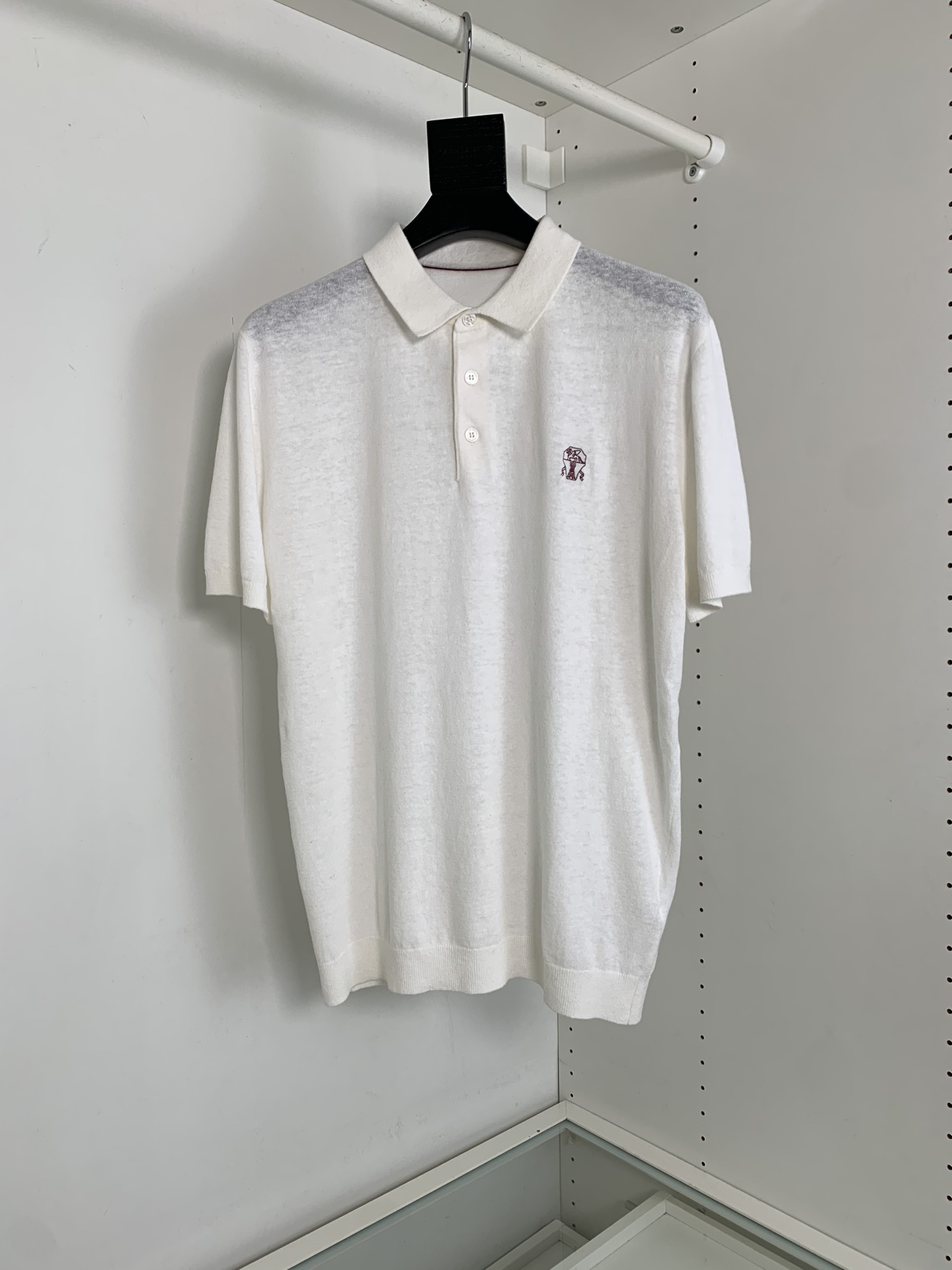 NO:775144,The highest version on the market, the girl will inspect the goods, trim the three marks on the threads, and deliver the goods. You can send pictures and take videos. If you want quality or service, please add me on WeChat. We will not accept urgent orders. BRUNCEL*CUNCIL* 2026 spring and summer, Tencel sweaters, on sale in the cabinet!  Classic LOGO embroidered lapel short-sleeved POLO shirt. Classic three-color combination, logo embellished embroidery. It is presented using leather embroidery technology. Simple but very detailed. Slightly wide cut. Not as wide as fashion brands. Slightly loose. Just the right size for business casual. The upper body is fashionable and textured. The quality is single. Before cutting, the fabric is strictly washed according to the standard of 5 times before dyeing to control the shrinkage rate.  Within 2, the slightly loose tailoring meets the simple needs of commuters for dressing. The upper body effect is very good, slimming, and not picky about the figure. The fabric is made of mercerized Judy cotton!  The surface is shiny, the upper body is comfortable and smooth, and the workmanship of the fabric is impeccable. Only good craftsmanship and good fabrics can give you a good taste. [Color] Dark blue, white, light blue [Size] M-2XL, try on 172-148, L size is suitable, men's clothing, brunello cucinelli, T-shirt,19860909市面最高版本小妹验货、修剪线头上三标、发货可发图及拍视频,要品质要服务的加我微信,不接急单. BRUNCEL＊CUNCIL* 2026春夏,天丝针织衫,柜在售！经典LOGO刺绣翻领短袖POLO衫 经典三种色系搭配,标志点缀刺绣 采用皮绣工艺来呈现 简洁但很有细节亮点 微阔剪裁 不像潮牌那么的宽大 略微的宽松 商务休闲尺度刚刚好 上身时尚而有质感 品质单,面料在裁剪前,严格按照染 色前5次洗水的标准 , 将缩水率控制在 2之内,略宽松的剪裁,满足通勤人们对于着装的简约需求,上身效果很 好, 显瘦,不挑剔 身材.面料采用丝光朱迪棉！表面富有光泽,上身舒适顺滑,面料做工.... 无可 挑剔, 好工艺好面料才能穿出好品味一款【颜色】深蓝 白色 浅蓝【码数】M-2XL 试穿172-148穿L码合适,男装,brunello cucinelli,T-shirt,,Women's clothing