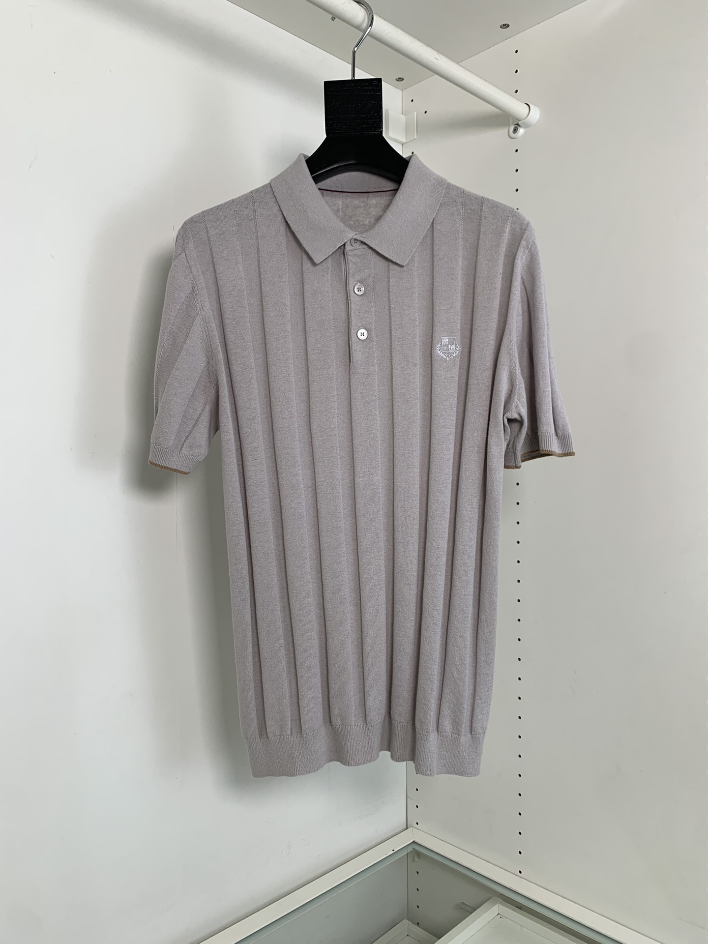 NO:775150,The highest version on the market, the girl will inspect the goods, trim the three marks on the threads, and ship the goods. You can post pictures and take videos. If you want quality or service, please add me on WeChat. We will not accept urgent orders. A must-have item for quality control is the Brunello Cucinelli classic Tencel Polo shirt!  Shanghai original factory order!  Commuting and business casual series Polo shirts, made of imported Tencel cotton piqué, very high-end, with dense, soft, waxy, delicate and skin-friendly texture. It is comfortable to wear and provides an excellent wearing experience. The classic lapel and collar are decorated with contrasting webbing, which is exquisite and elegant!  The style of the clothes is low-key, simple and elegant!  But the quality, appearance, and details are perfect, so it is definitely a product that cannot be missed if you have quality control!  [Color] Gray White [Size] M-2XL, Men's, brunello cucinelli,19860909市面最高版本小妹验货、修剪线头上三标、发货可发图及拍视频,要品质要服务的加我微信,不接急单. 品质控必入单品,Brunello Cucinelli经典款天丝Polo衫！上海原代工厂订单！通勤、商务休闲系列Polo衫,进口天丝棉材质珠地,非常的高大上,质地密软糯、细腻、亲肤.贴身穿着舒适、赋予极佳的穿着体验.经典翻领、领口饰撞色织带镶边、以精致而优雅！衣服的款式低调、简洁大气！但品质、品相、细节完美,绝对是对品质控不容错过的单品！【颜色】灰色 白色【尺码】Ｍ-2XL,男装,brunello cucinelli,,Women's clothing