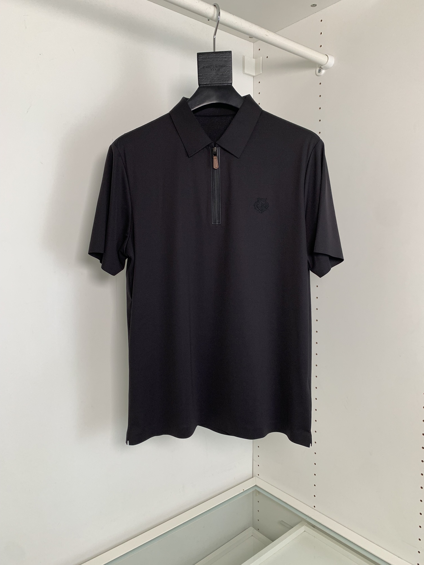 NO:775156,The highest version on the market, the girl inspects the goods, trims the three marks on the threads, and delivers the goods. You can send pictures and take videos. If you want quality and service, please add me on WeChat. We will not accept urgent orders. Super exquisite lamination technology, loro piana sports and leisure series men's classic laminate polo shirts, top-notch double mercerized materials, new models at the counter simultaneously!  Both colors are very versatile!  The level of your upper body is immediately improved!  Tencel cotton spandex material!  The surface is silky and smooth, the hand feels light and soft, and the collar zipper is made by laminating technology!  It’s perfect for giving away or keeping for yourself!  Top quality!  Different from other products on the market!  !  [Color] black gray green [Size] M-XXL, men's clothing, loro piana,19860909市面最高版本小妹验货、修剪线头上三标、发货可发图及拍视频,要品质要服务的加我微信,不接急单. 超精湛的压胶工艺,loro piana运动休闲系列男士经典压胶polo衫,顶级双丝光材质,专柜同步新款！2个颜色都非常百搭！上身立马档次提升！天丝棉氨纶材质！表面丝滑光洁,手感轻柔软糯,领口拉链压胶工艺制作！送人自留 都非常合适！顶级高品质！区别于市面其他货品！！【颜色】黑色 灰绿【尺码】M-XXL,男装,loro piana,,Women's clothing