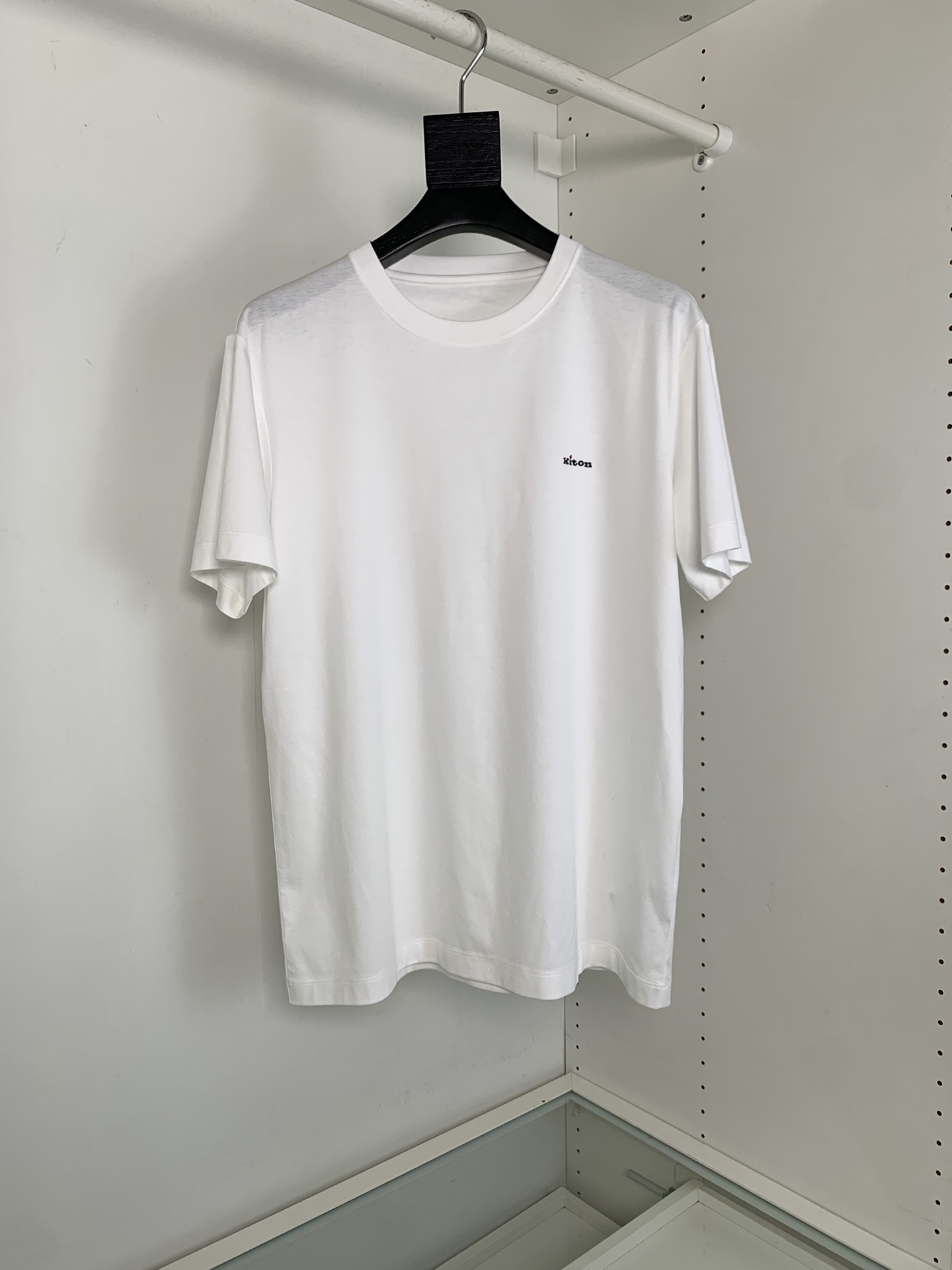 NO:775162,The highest version on the market, the girl inspects the goods, trims the three marks on the threads, and delivers the goods. You can send pictures and videos. If you want quality and service, add me on WeChat. We will not accept urgent orders. Kiton silk T-shirt is recommended by the old money and the new rich. It gives the wearer an indescribable noble spirit and brings world civilization. The pursuit of details and fabrics is JI. They don’t have many short-sleeved models. If you like this classic model, don’t miss it. The logo is embellished on the classic versatile men’s short-sleeved T-shirt. The logo embellishment is very bright.  If you know the goods, you can know your dressing taste at a glance. Embroidery craftsmanship. Fitted tailoring. Fabric: Mercerized cotton fabric. The surface has a warm luster. Skin-friendly. Breathable. Stiff and stylish. Full product. Order [Color] White Black [Number of Sizes] M-219860909市面最高版本小妹验货、修剪线头上三标、发货可发图及拍视频,要品质要服务的加我微信,不接急单. Kiton真丝T恤 老钱新贵推荐 赋予穿着者难以名状的高贵精神 得以世界文明 对细节与面料的追求JI致 他家短袖款不多 ,这款经典款 喜欢不要错过 标志点缀经典百搭款男士短袖T恤, 标志点缀 一点红很亮点 懂货一眼就能知道您的穿衣品味 刺绣的工艺呈现 合体的剪裁 面料 丝光棉面料 表面有着温润的光泽感 亲肤 透气 挺括有型 全品相订单【颜色】白色 黑色【码数】M-2XL 试穿172-148穿L码修身感,男装,T-shirt,tees，t-shirt,real silk,,Women's clothing