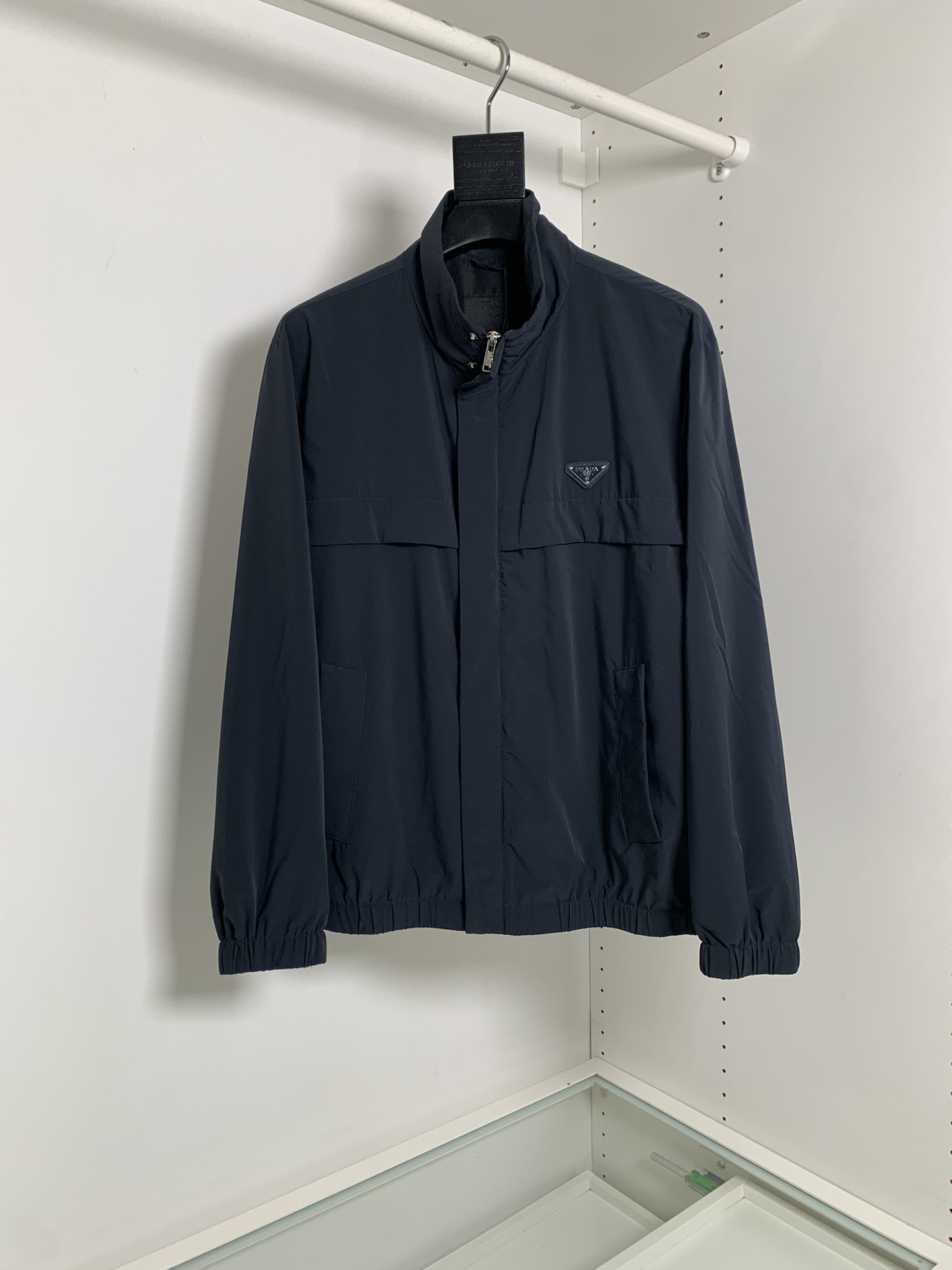 NO:778576,The highest version on the market, the girl inspects the goods, trims the three marks on the threads, and delivers the goods. You can post pictures and take videos. If you want quality and service, add me on WeChat. We will not accept urgent orders. PRA*2026 Spring and Summer Classic Thin Jackets. Classic stand-up collar jackets every year. Made of customer-supplied technical fabrics, comfortable, breathable and drapey. Their design point of view is not to follow the trends of the moment, but always make the styles you want. Make the style the ultimate with pockets on both sides. Fitted tailoring, all hardware accessories are ready for order.  , the details are very attentive, simple and versatile but not monotonous, customized hardware accessories, meticulous details, moderate thickness, technical cotton inside, warm and comfortable, the surface of the fabric has a slight waterproof function, a very practical one for daily casual outdoor wear [Color] Black Royal Blue White [Number of yards] 48-56 Try on 172-148 Suitable for wearing L, Prada-clothing, prada, prada, jackets & coats, jackets &  coats,19860909市面最高版本小妹验货、修剪线头上三标、发货可发图及拍视频,要品质要服务的加我微信,不接急单. PRA*2026春夏经典薄夹克外套 年年经典款立领外套 采用客供科技面料,舒爽透气垂感好,他家的设计观点 不追一时的潮流 一直做自己想要的款 把款式做到极致两侧插袋 合体的剪裁五金辅料全品相订单 ,细节上把握非常走心 简约百搭而不单调 ,定制的五金辅料,细节的一丝不苟, 厚度适中,内里夹科技棉 保暖舒适 面料表层有轻度防水功能性 ,平时休闲户外很实穿的一款 【颜色】黑色 宝蓝色 白色【码数】48-56 试穿172-148 穿L合适,普拉达-服装,prada,prada,jackets & coats,jackets & coats,,Women's clothing