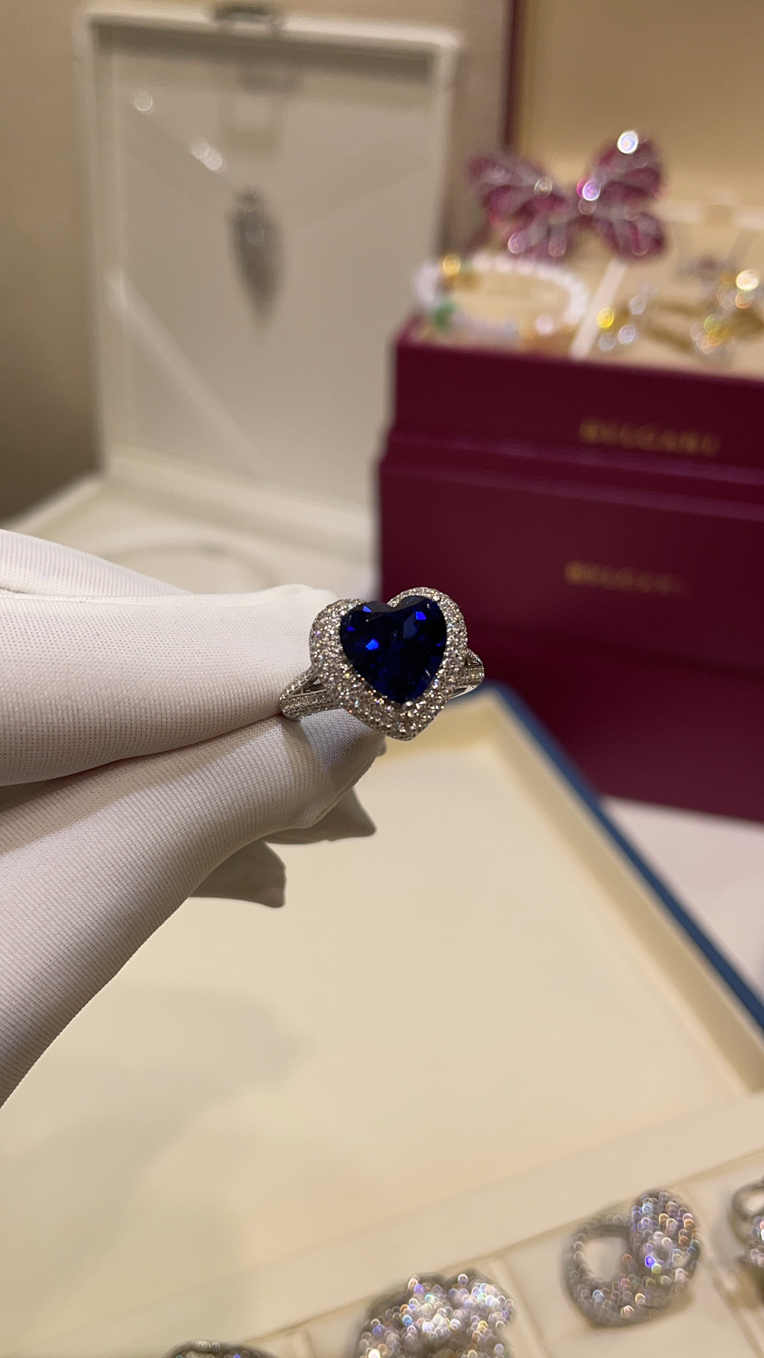 NO:857530,New product. The favorite sapphire of the old money style royal family. 4ct heart-shaped royal blue sapphire ring. Bright and brilliant high-end blue. It has a high-end feel at a small price. It is calm and atmospheric and adds a romantic sense of relaxation.19860909新品 老钱风皇室贵族最爱的蓝宝 4ct心形皇家蓝蓝宝石戒指 明亮又璀璨的高级蓝 小价位戴出高级感 沉稳大气加多一份浪漫的松弛感 S银豪镶高碳钻 厚镀真金.尺寸5-6-7-8-9,,ring,卡迪亚高端饰品,Jewelry